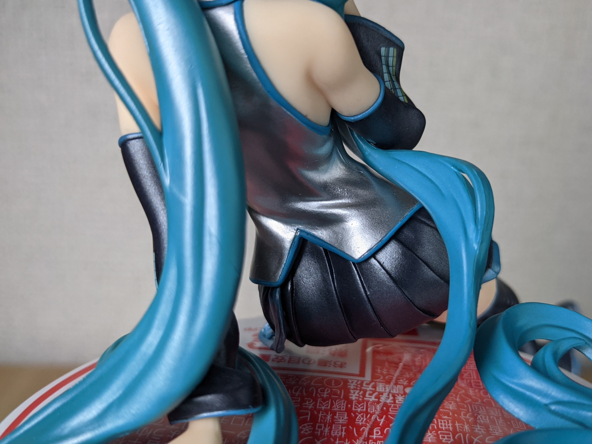 少しねじるような美しい腰のラインと小ぶりなヒップ