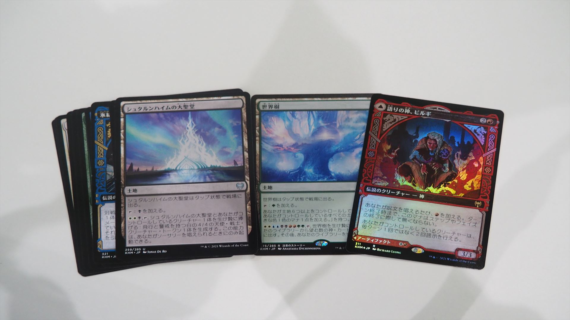 通常レアや神話レアは1パックに1枚だが、レアや神話レアのフォイルカードが入ると、レア以上2枚になる