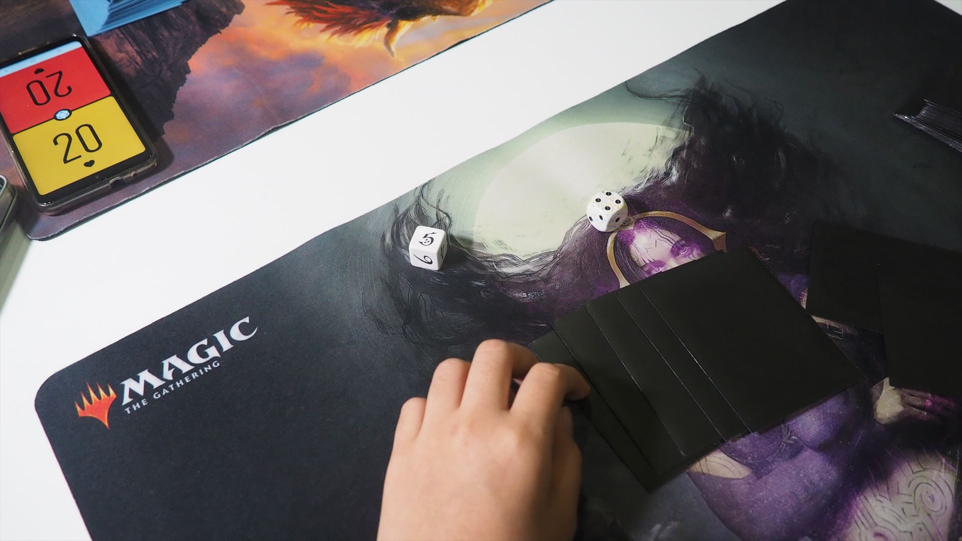 プレリリースイベントでの対戦も、通常BO3（2本先取）で行う。1ゲーム目の先攻後攻決めは、ダイスを振って行う