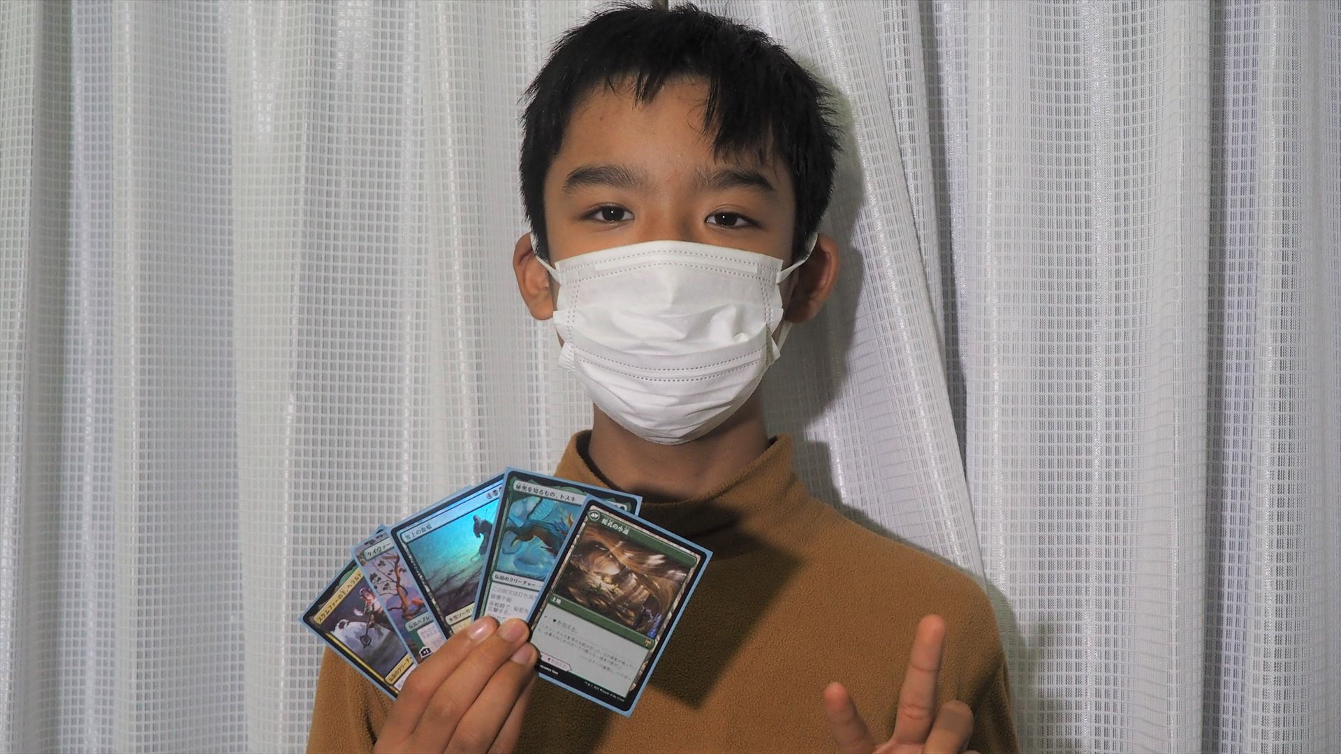 優勝した息子。手に持ってるレアカードが活躍したとのこと
