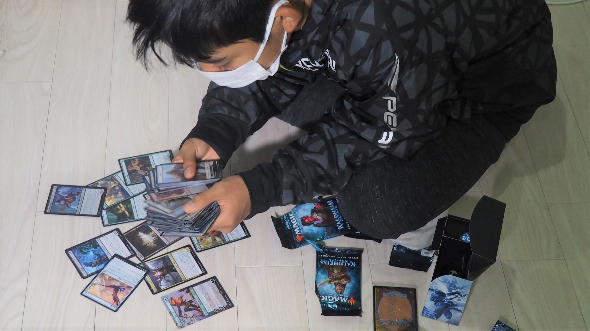 息子は床にカードを並べて整理していた
