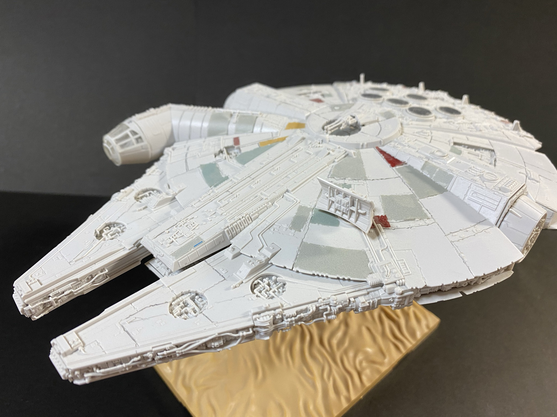 組み立てやすくモールドも細かい「1/144　ミレニアムファルコン」は完成度の高いキットだ船の縁などはパーツが非常に細かいように見えるが、実はモールドされたパーツをはめ込むだけで再現できる