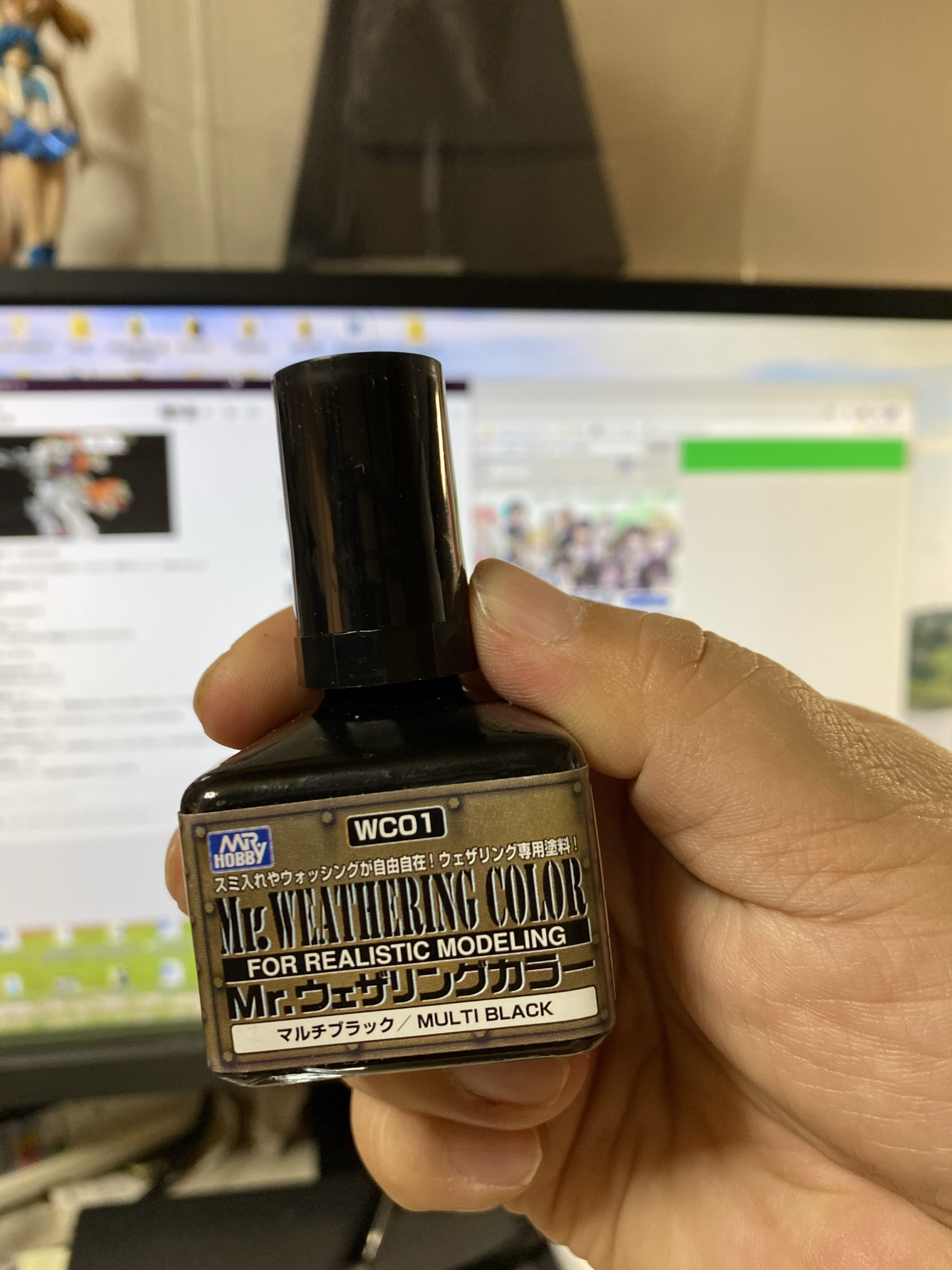 「Mr.ウェザリングカラーマルチブラック」と、「Mr.ウェザリングカラー専用うすめ液」を購入。混ぜ合わせる皿がなかったため、100円ショップで調味料用の皿を購入し使ってみた