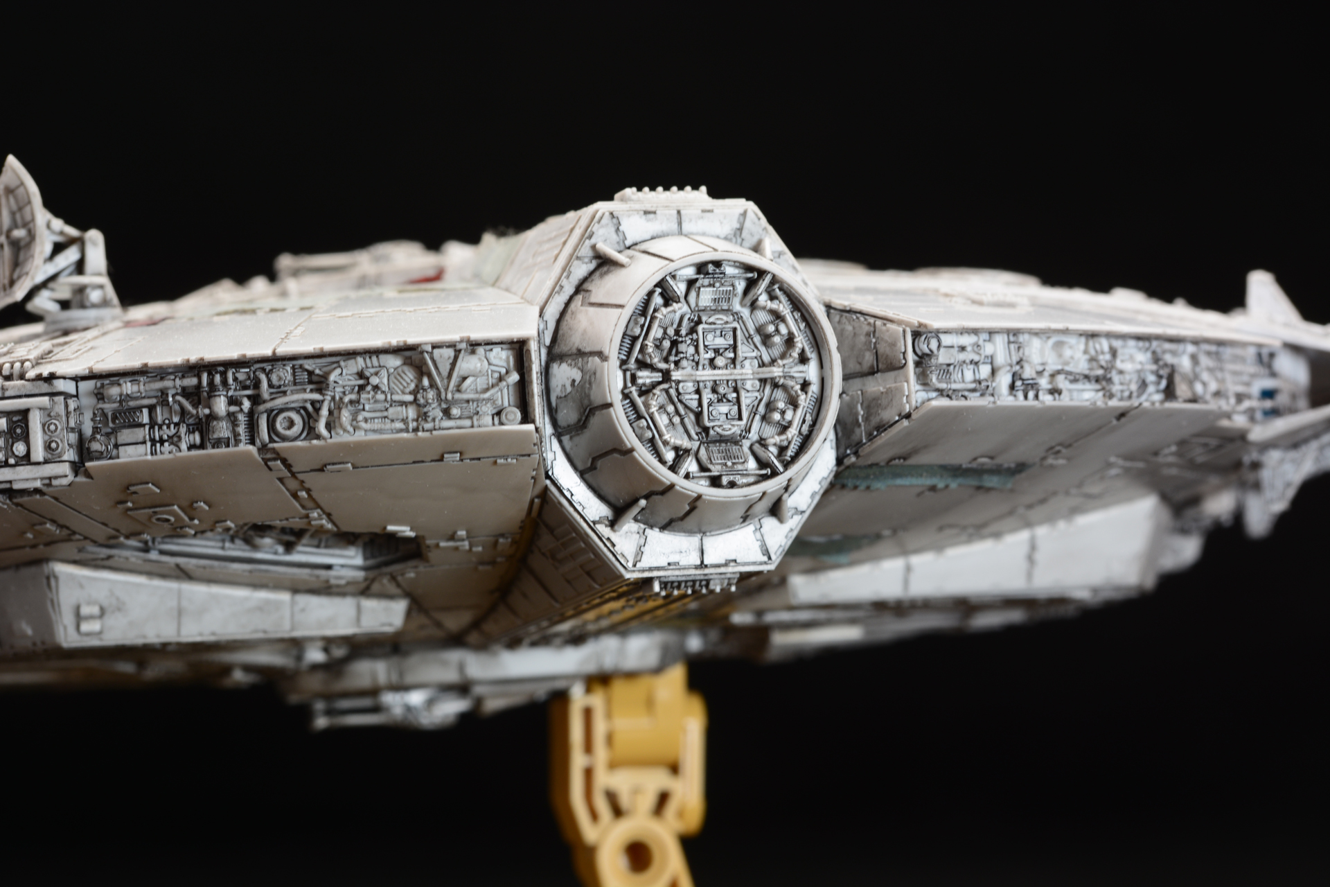 ウォッシングでディテールが浮き出す。プラモデルのディテールの見事さがよりはっきりと見える一方で、ちょっと黒くなりすぎたかなと言うところも。無塗装とは違った感じで仕上がった
