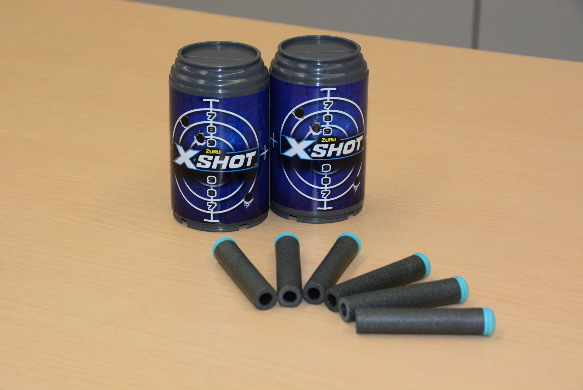 X-SHOTのダーツと缶ターゲット。個人的には当たると2つに割れる缶ターゲットは、X-SHOTの魅力の大きな魅力だ