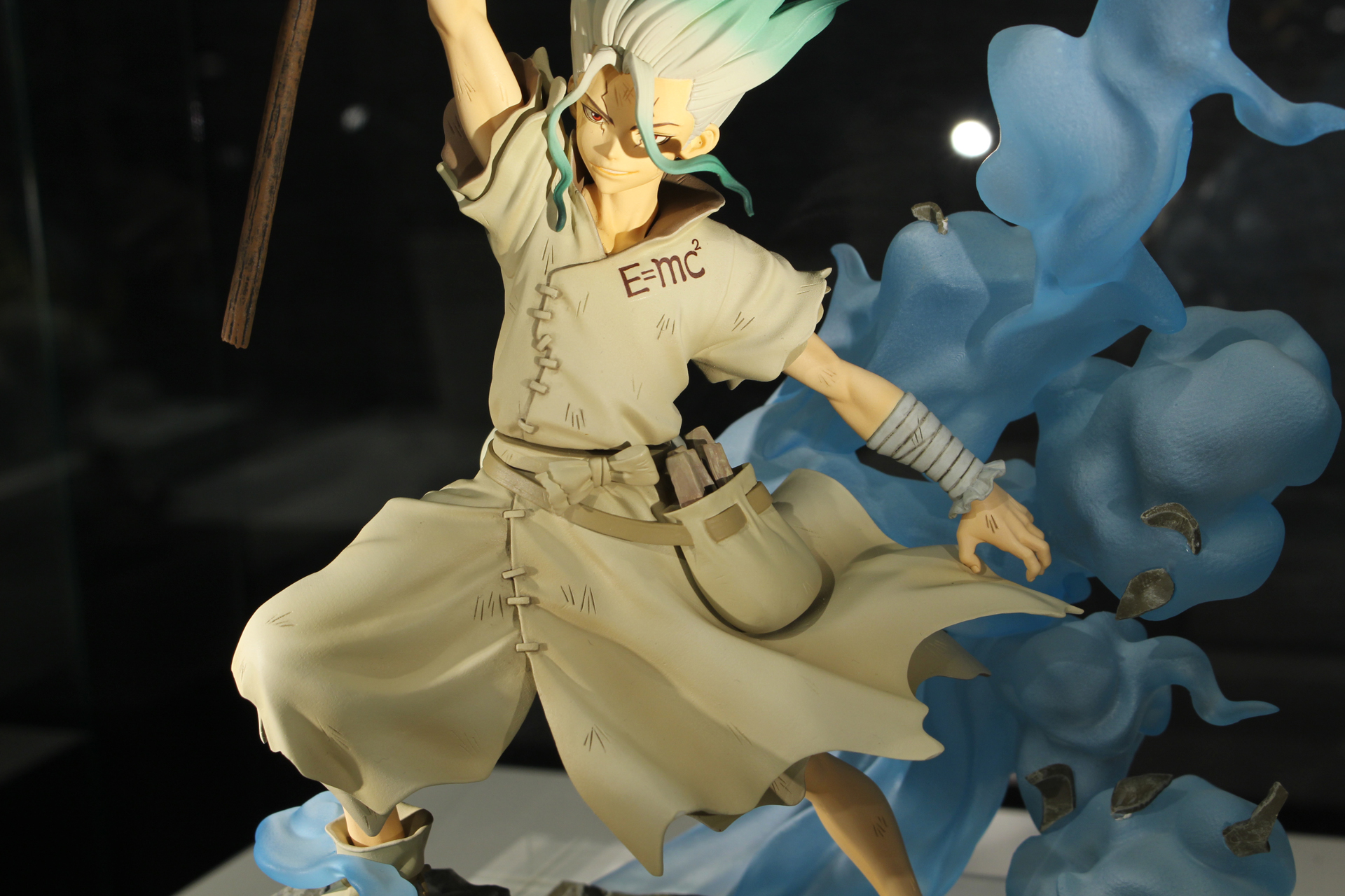 腰に下げた袋からは、道具が顔を出している