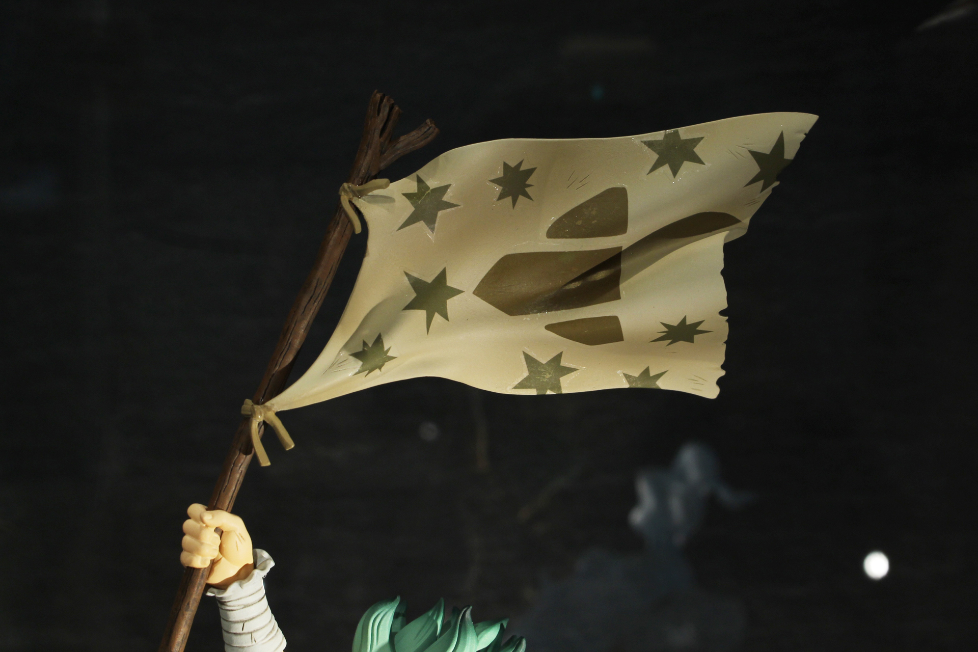 風にたなびく科学王国のフラッグ