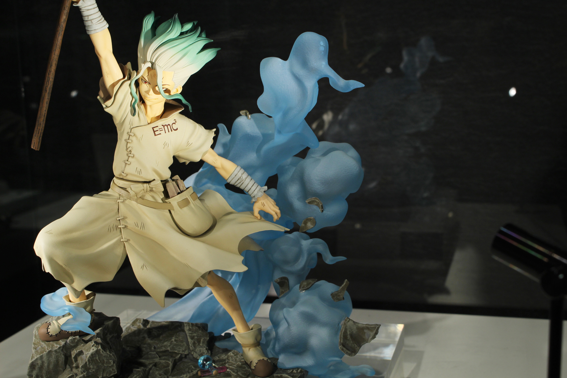 クリア素材で造形されている煙。一部には石の破片が