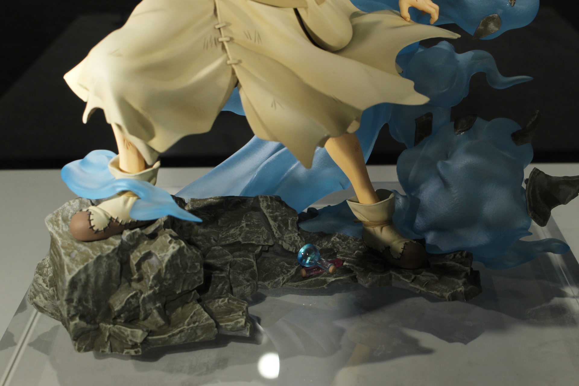 ストーンワールドを思わせる台座には薬品入りのフラスコと試験管が