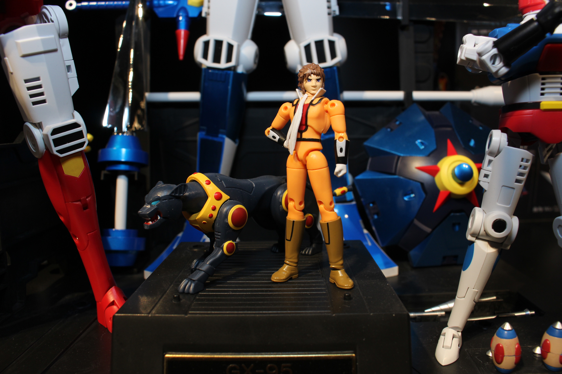 黒豹型ロボのクリントとダイゴ大滝。ダイゴはアクションフィギュアとして可動する