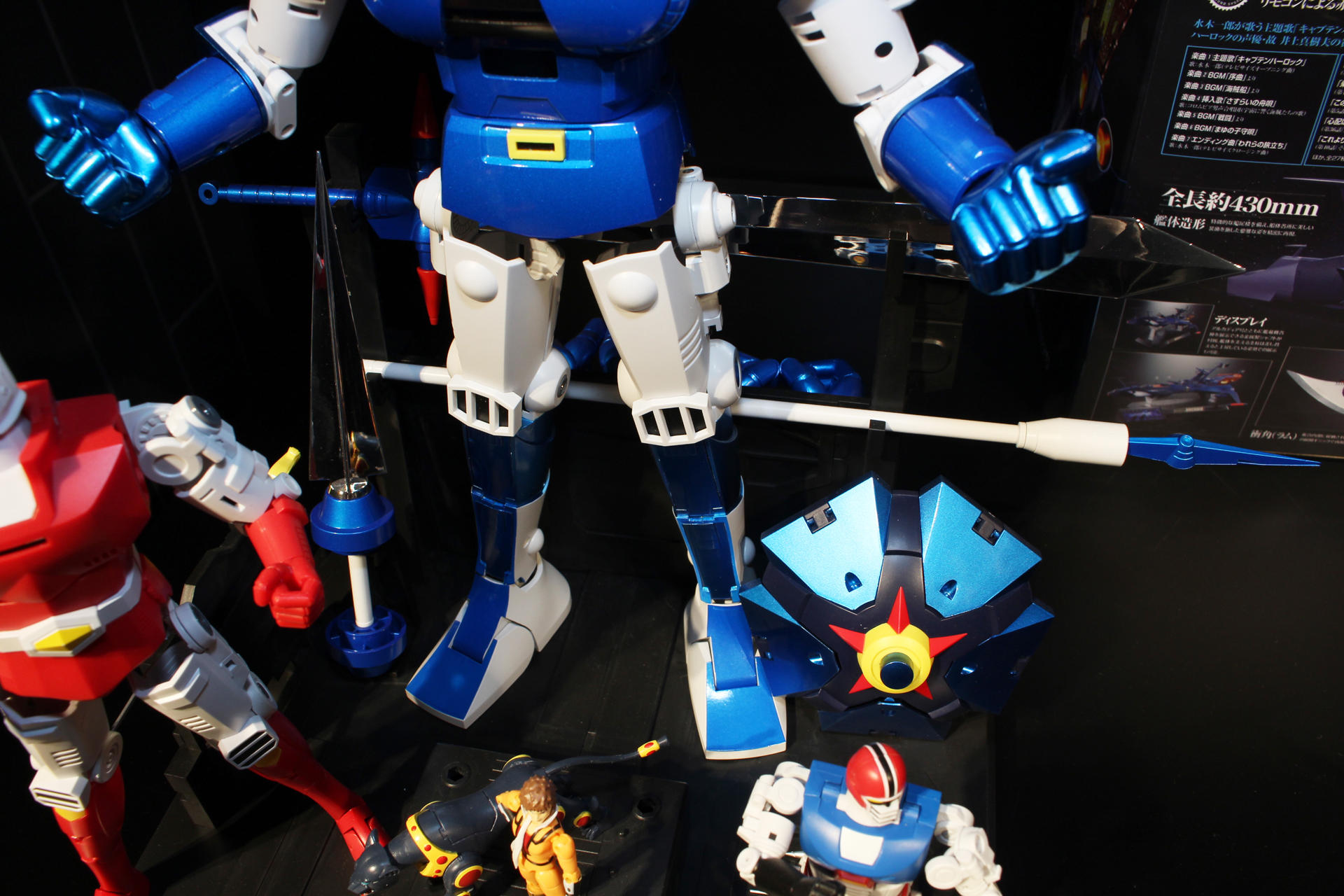 以前の超合金では単色だった盾シャインシェルドは今回綺麗に色分けされている