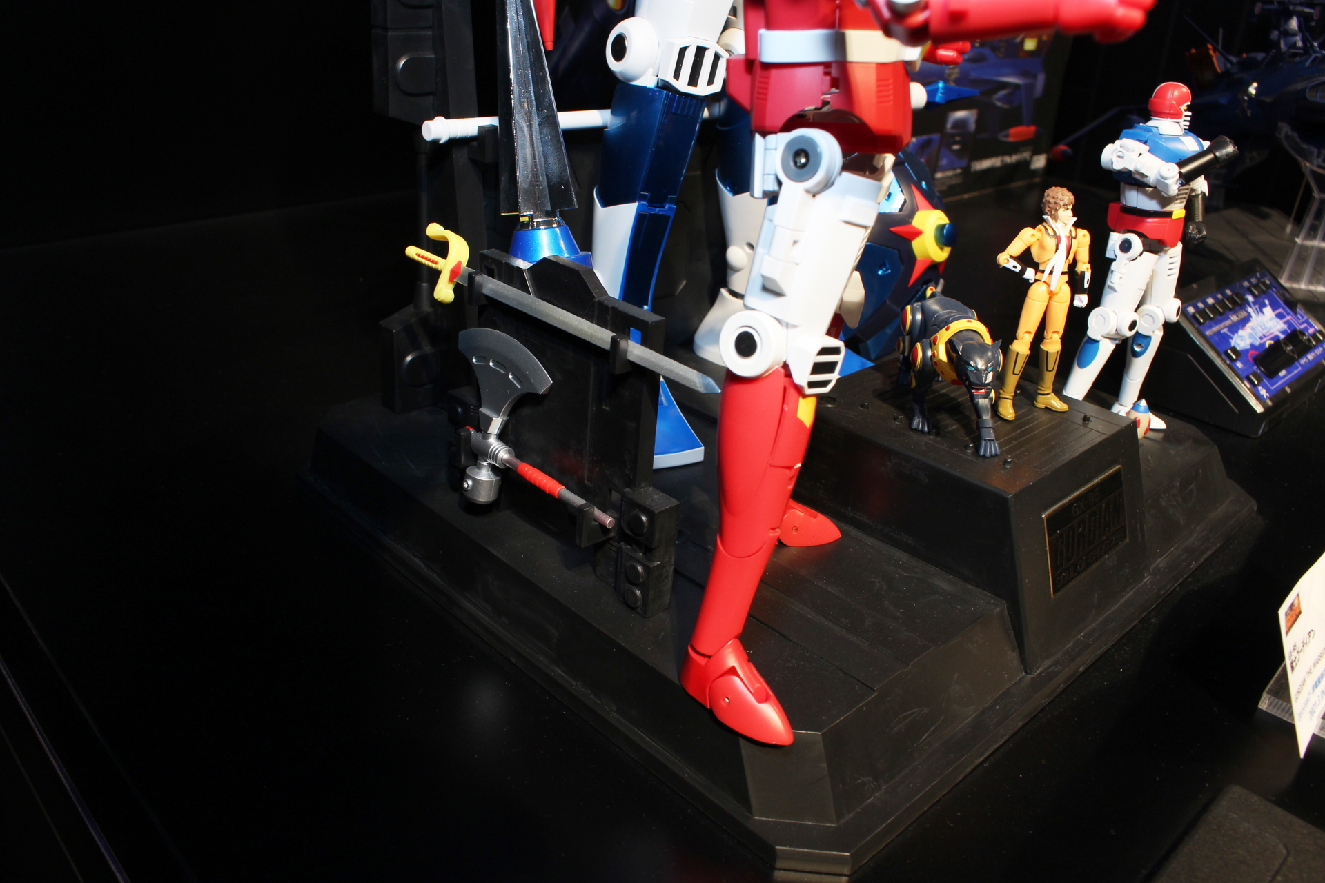 こちらはデリンガーの武器。赤光剣とマグナムバンチだ