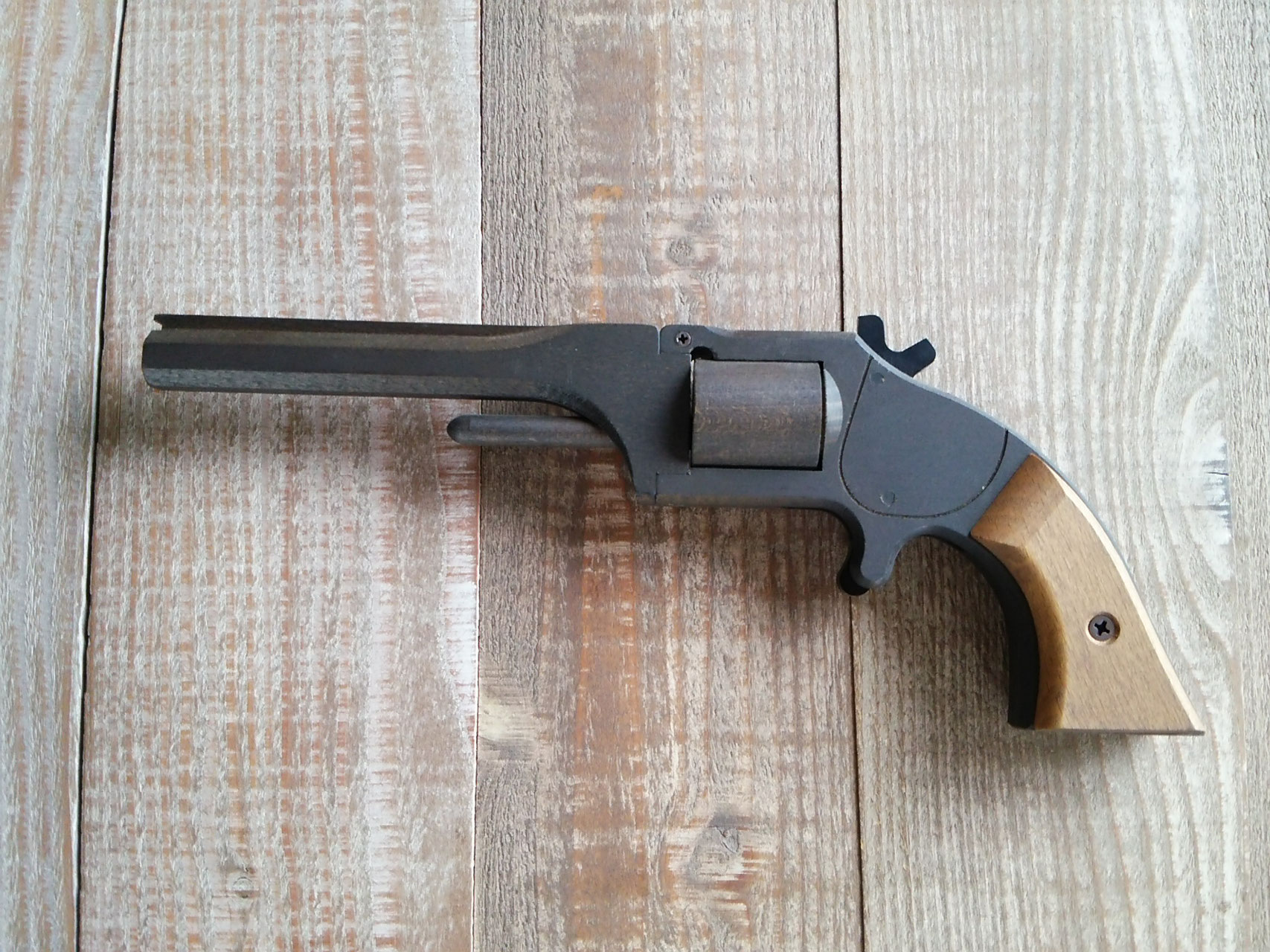 木製モデルガンといえる輪ゴム銃を製作するディーラー。写真は坂本龍馬が使ったという「龍馬の拳銃」