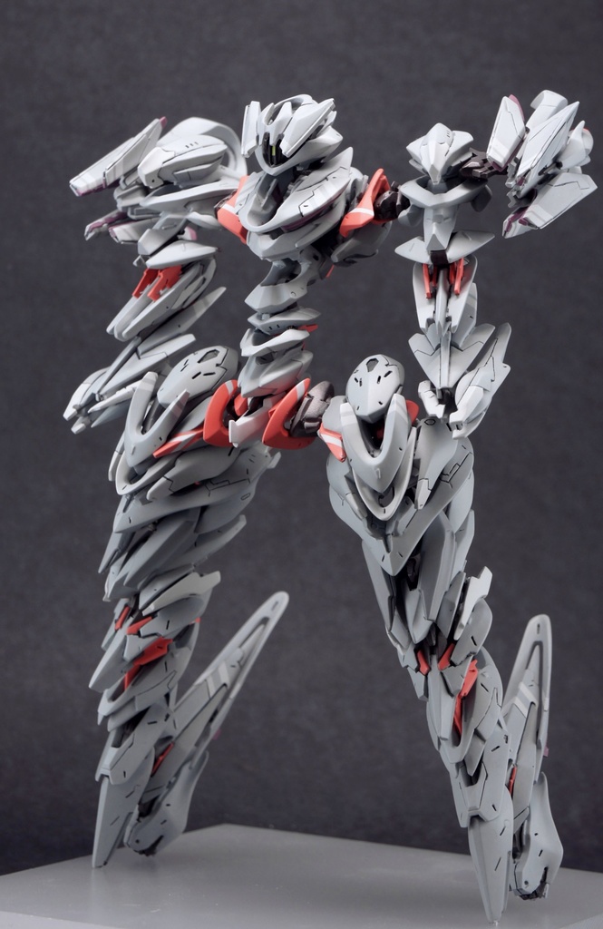 オリジナルの架空戦闘機や架空ロボットのガレージキットを販売するディーラー。写真はオリジナルロボットフィギュア「Ty-902」