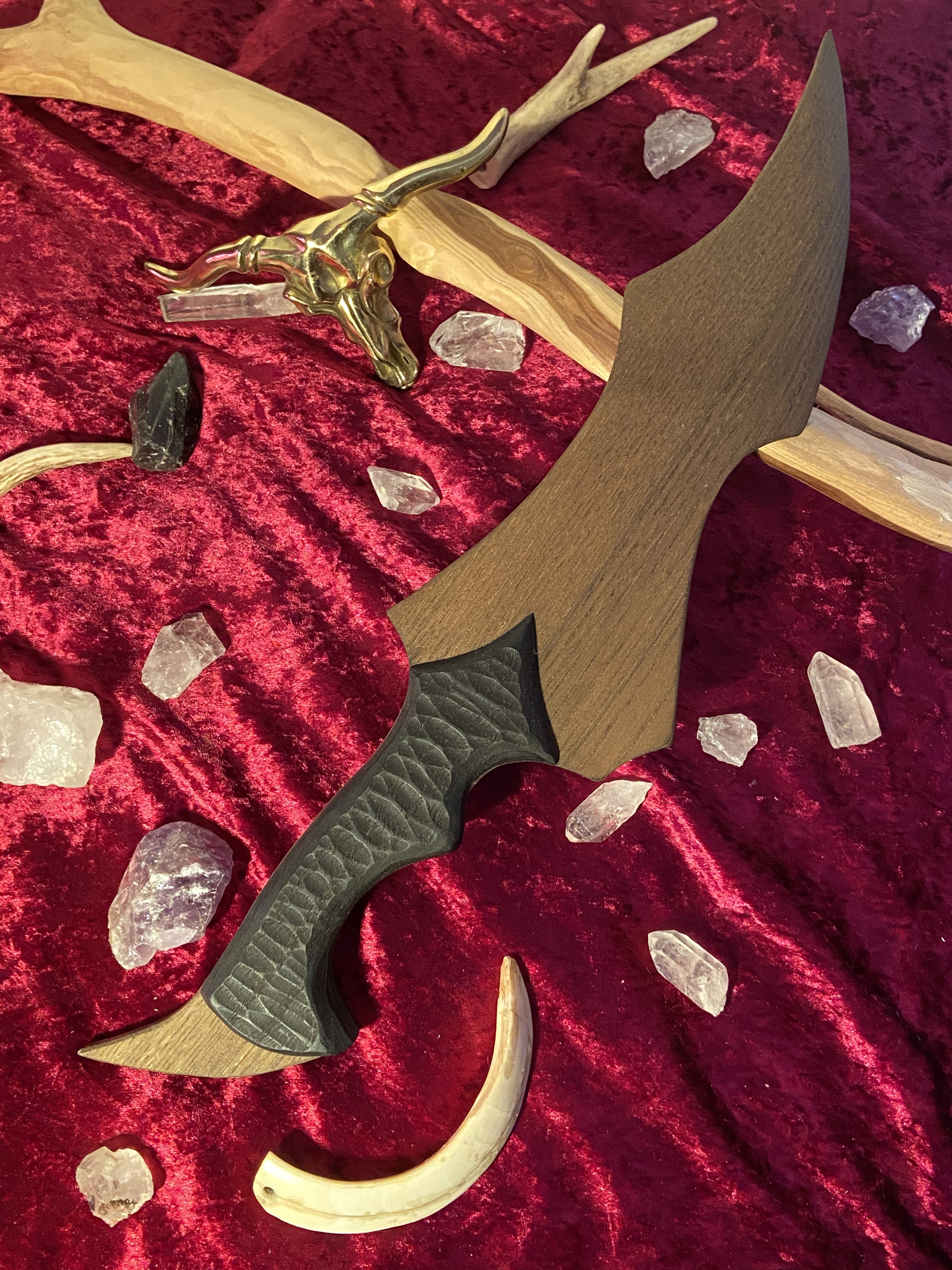 剣と魔法の世界に出てくるような、ファンタジー風のペーパーナイフやピザカッターを製作。写真は「ナイフ風ピザカッター」