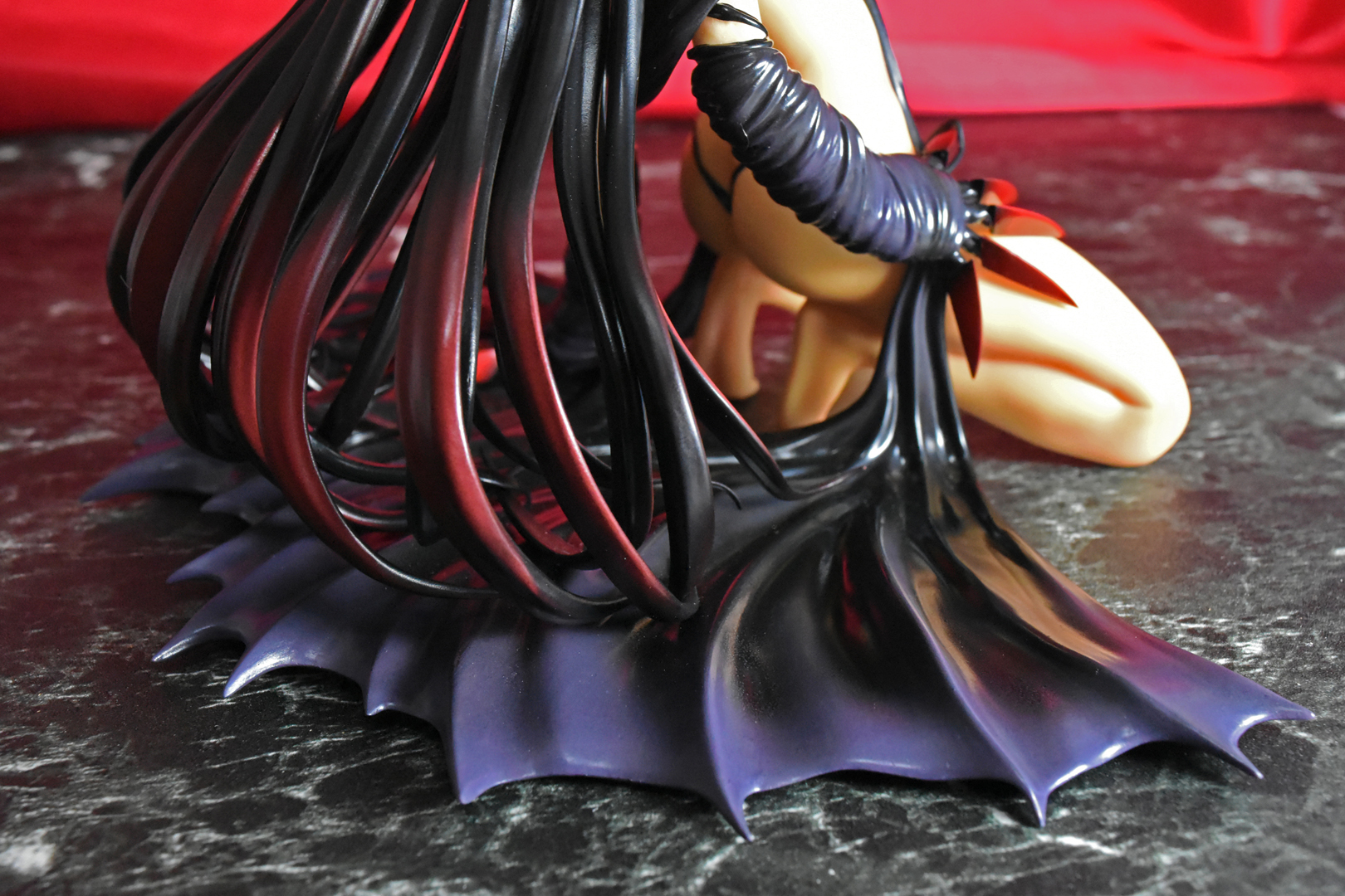 普通の台座ではなく、デザインの一部としてうまく落とし込んでいる