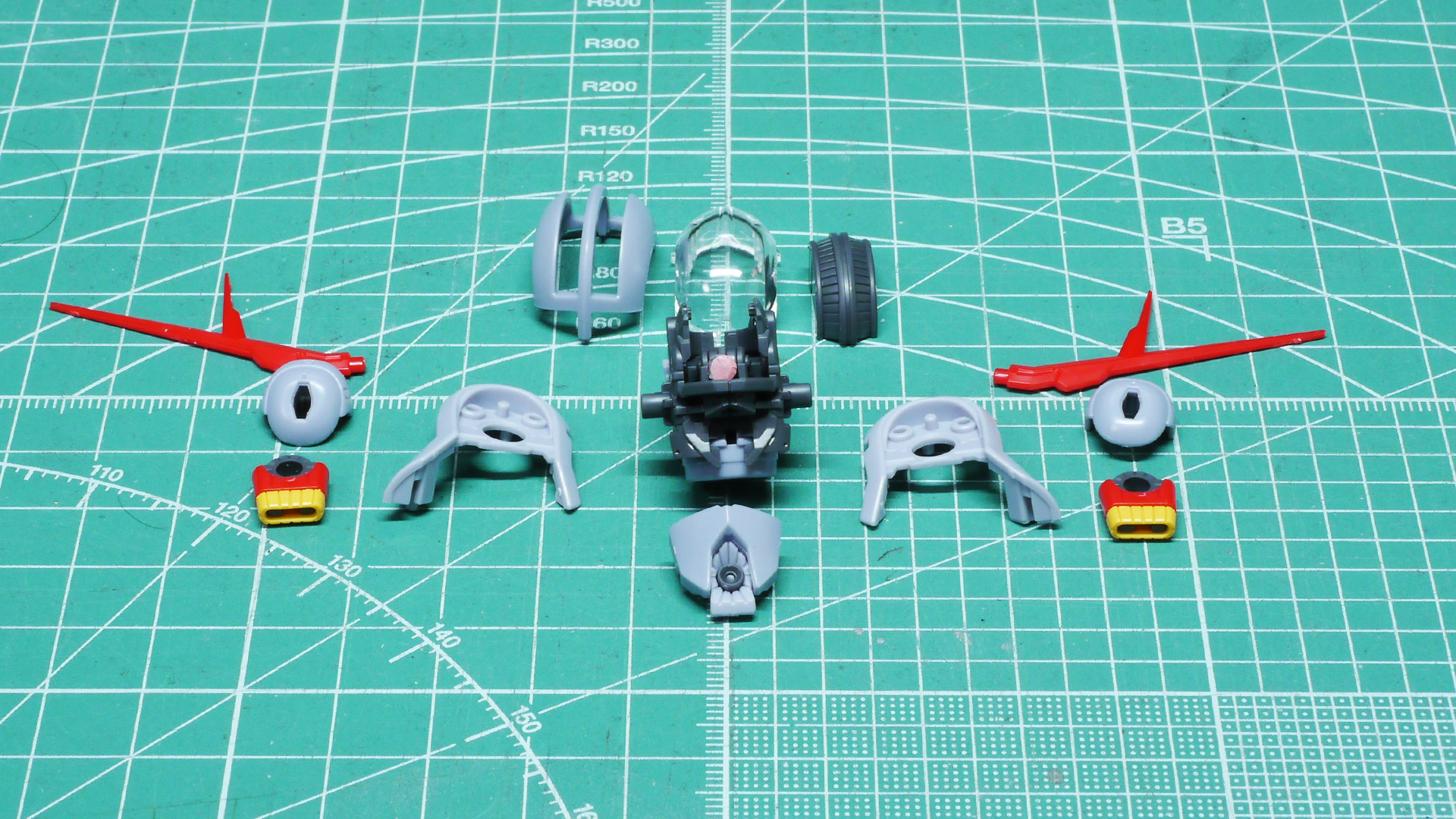 口のビーム砲、耳のバーニア・スラスターも色分けバッチシです