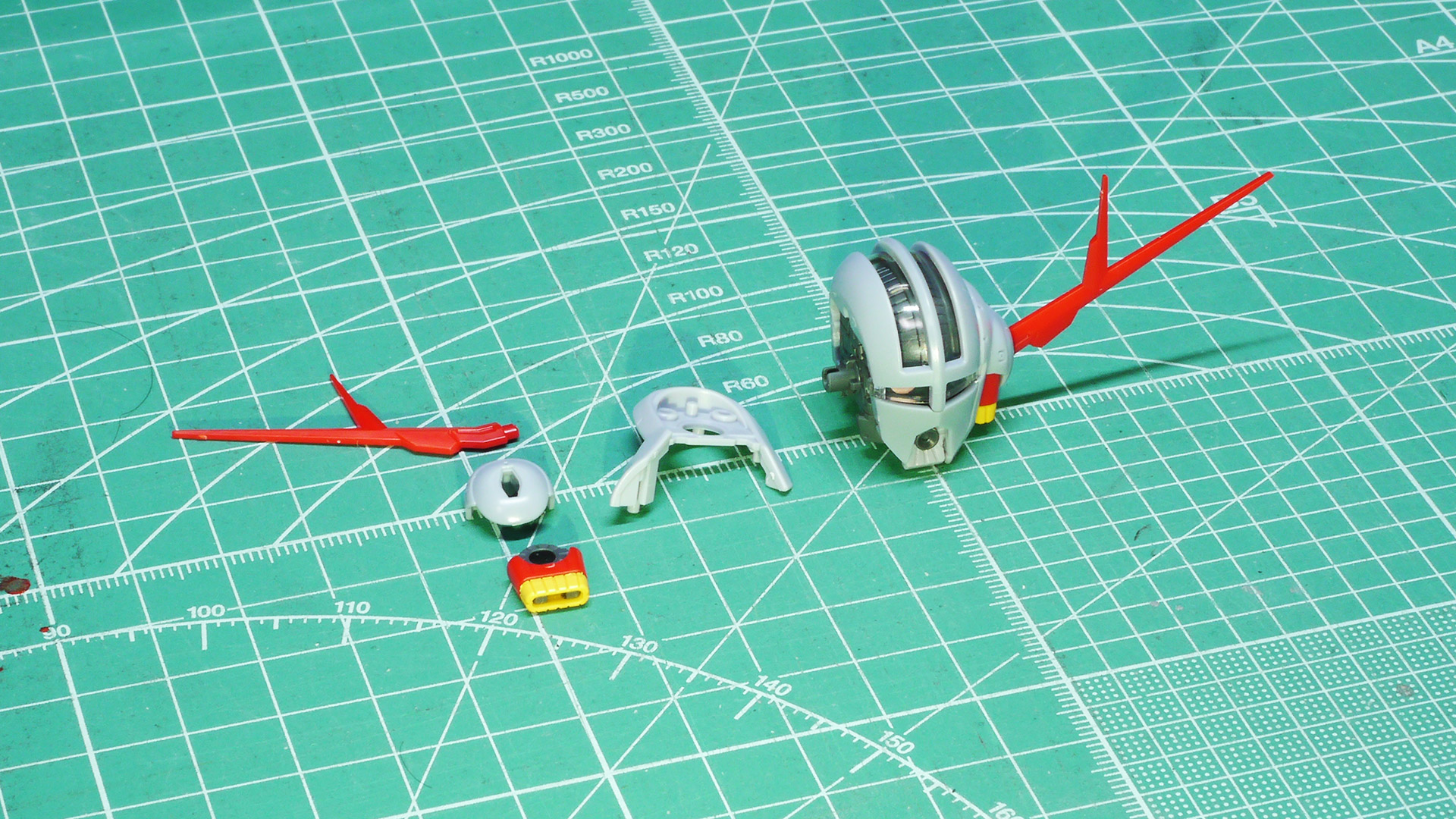 口のビーム砲、耳のバーニア・スラスターも色分けバッチシです