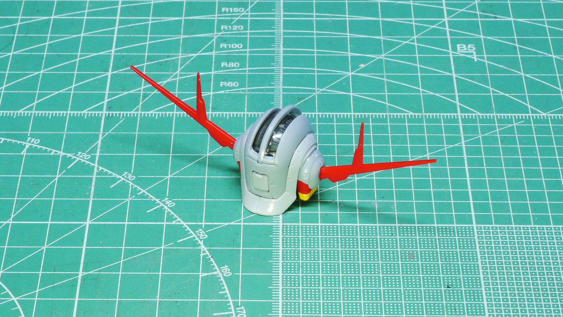 口のビーム砲、耳のバーニア・スラスターも色分けバッチシです