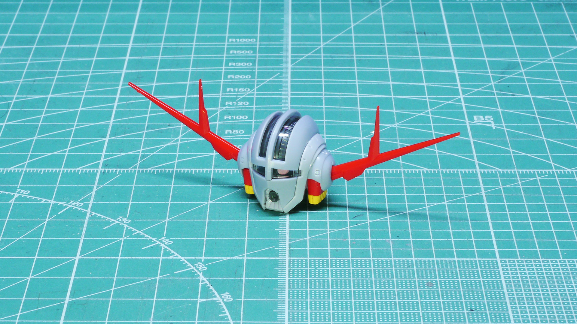 口のビーム砲、耳のバーニア・スラスターも色分けバッチシです