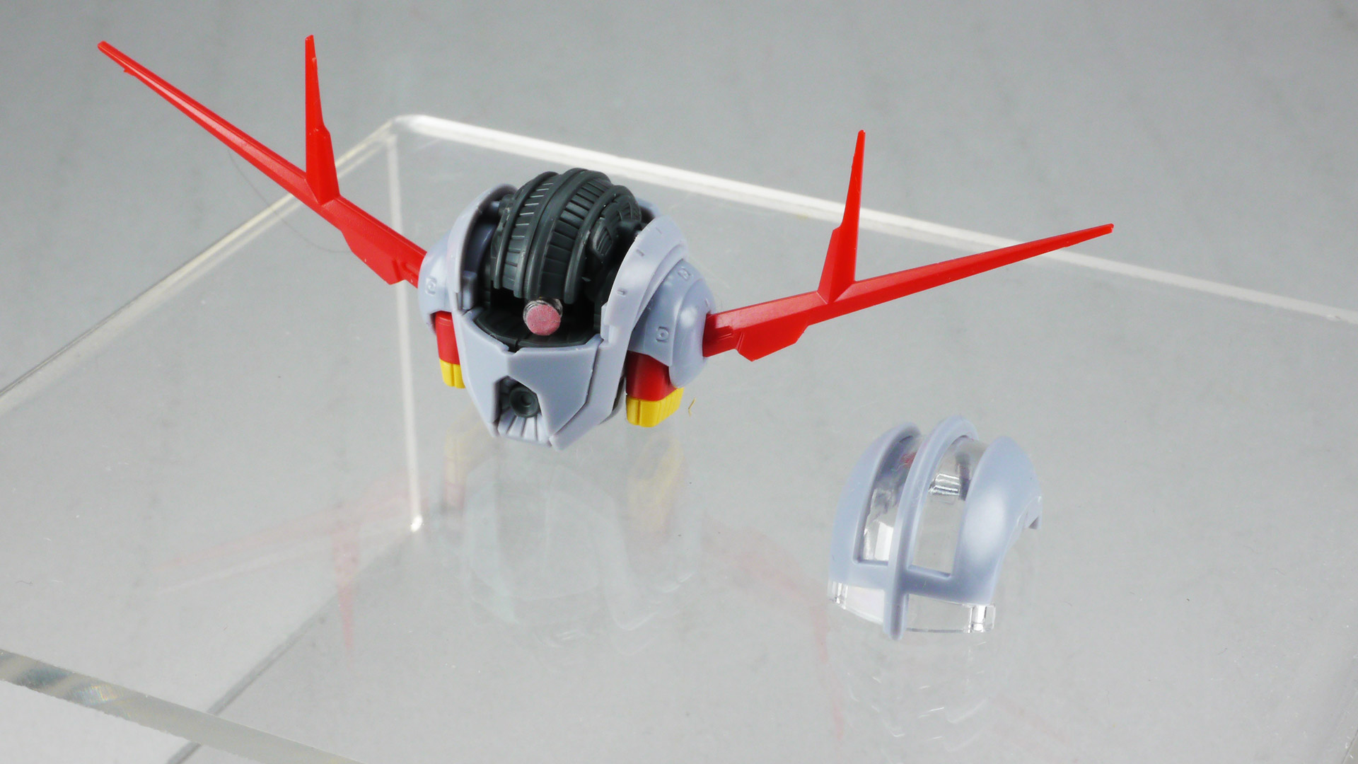 頭部カバーとクリアーパーツを外して、さらに内部のモールドパーツを外して動かします