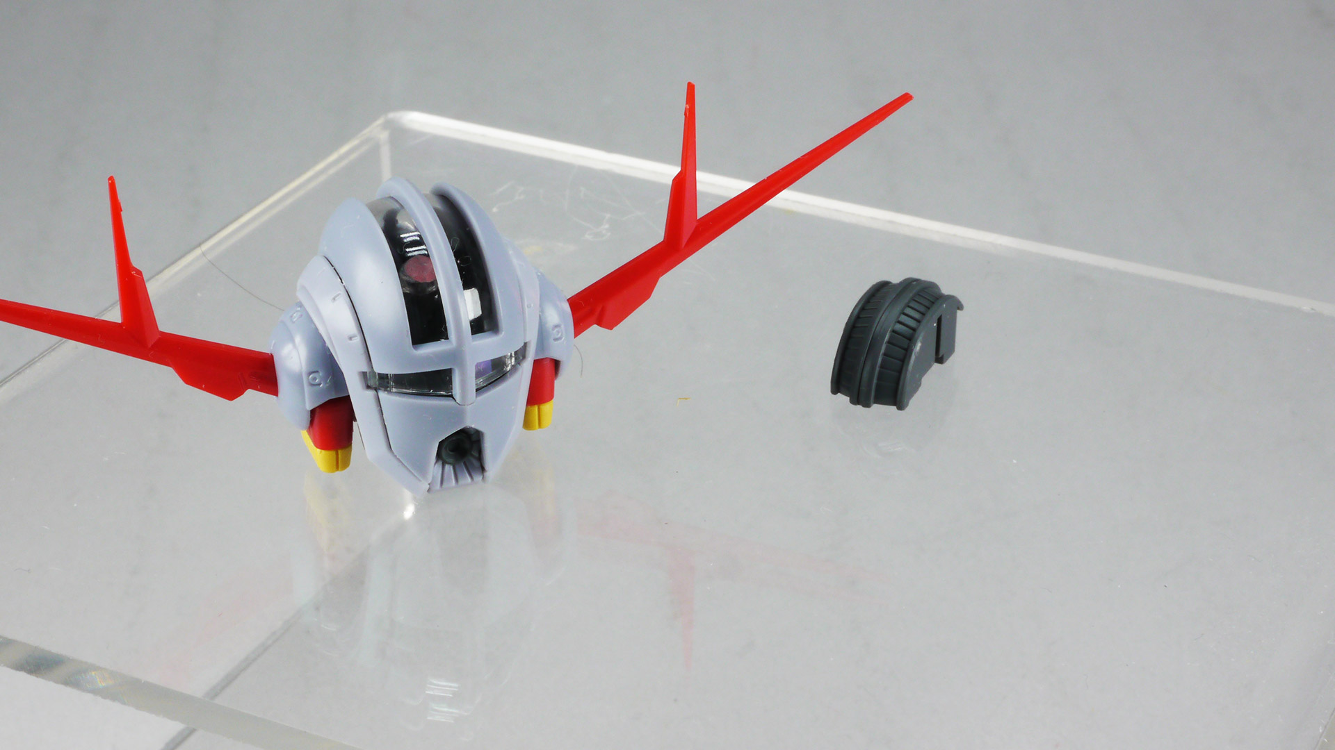 頭部カバーとクリアーパーツを外して、さらに内部のモールドパーツを外して動かします