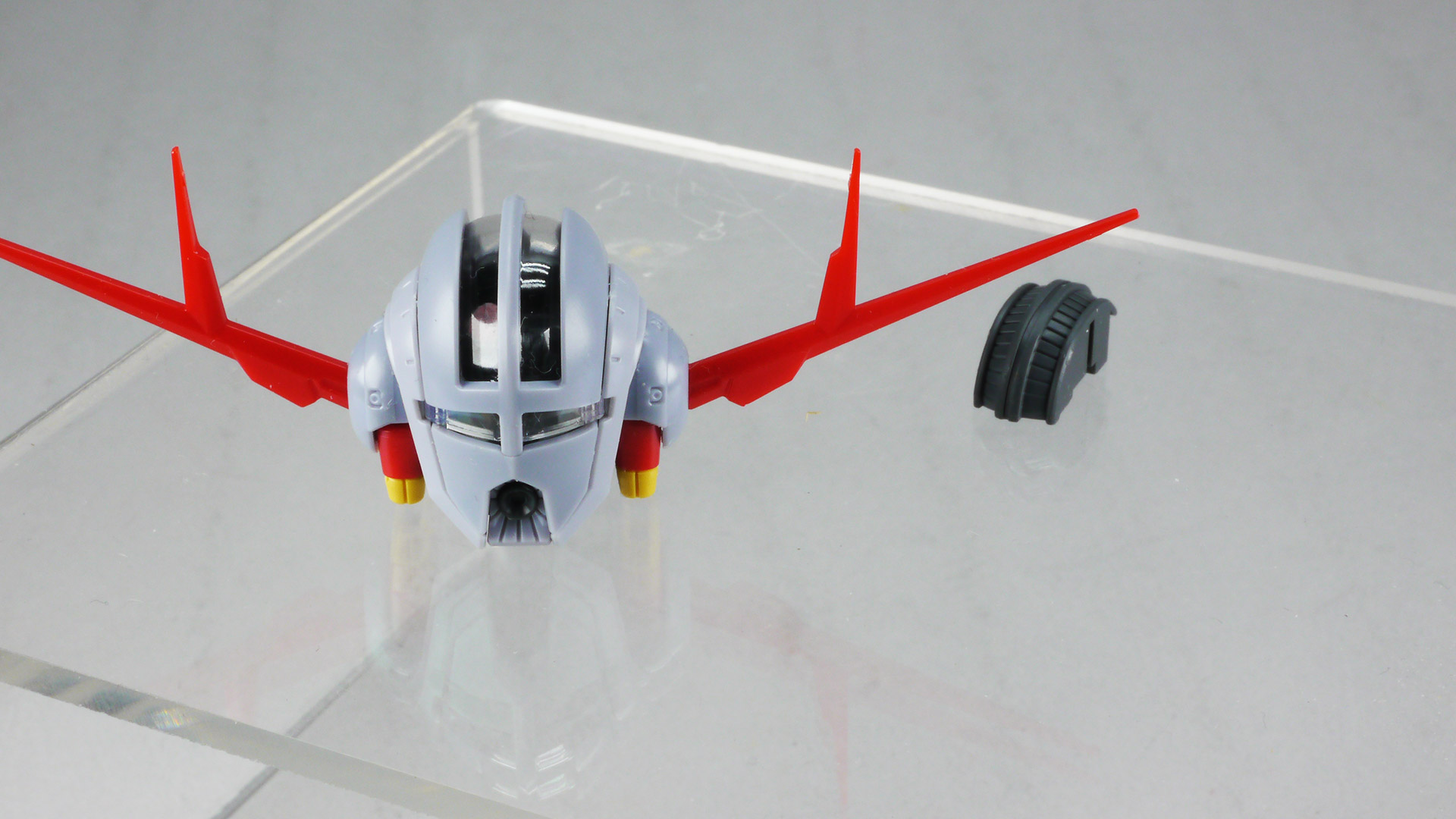 頭部カバーとクリアーパーツを外して、さらに内部のモールドパーツを外して動かします