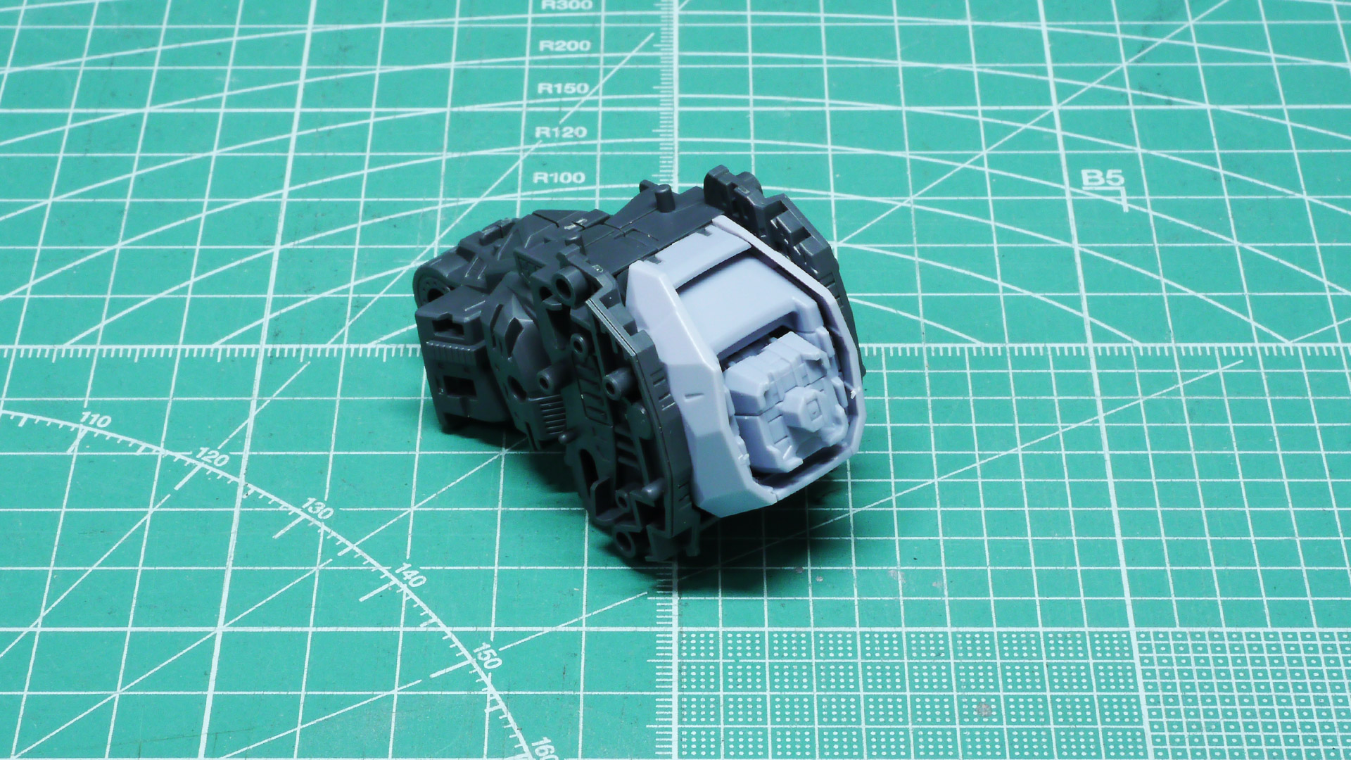 この支柱パーツはつなぐだけでなく、後程連動機構にも作用することになります