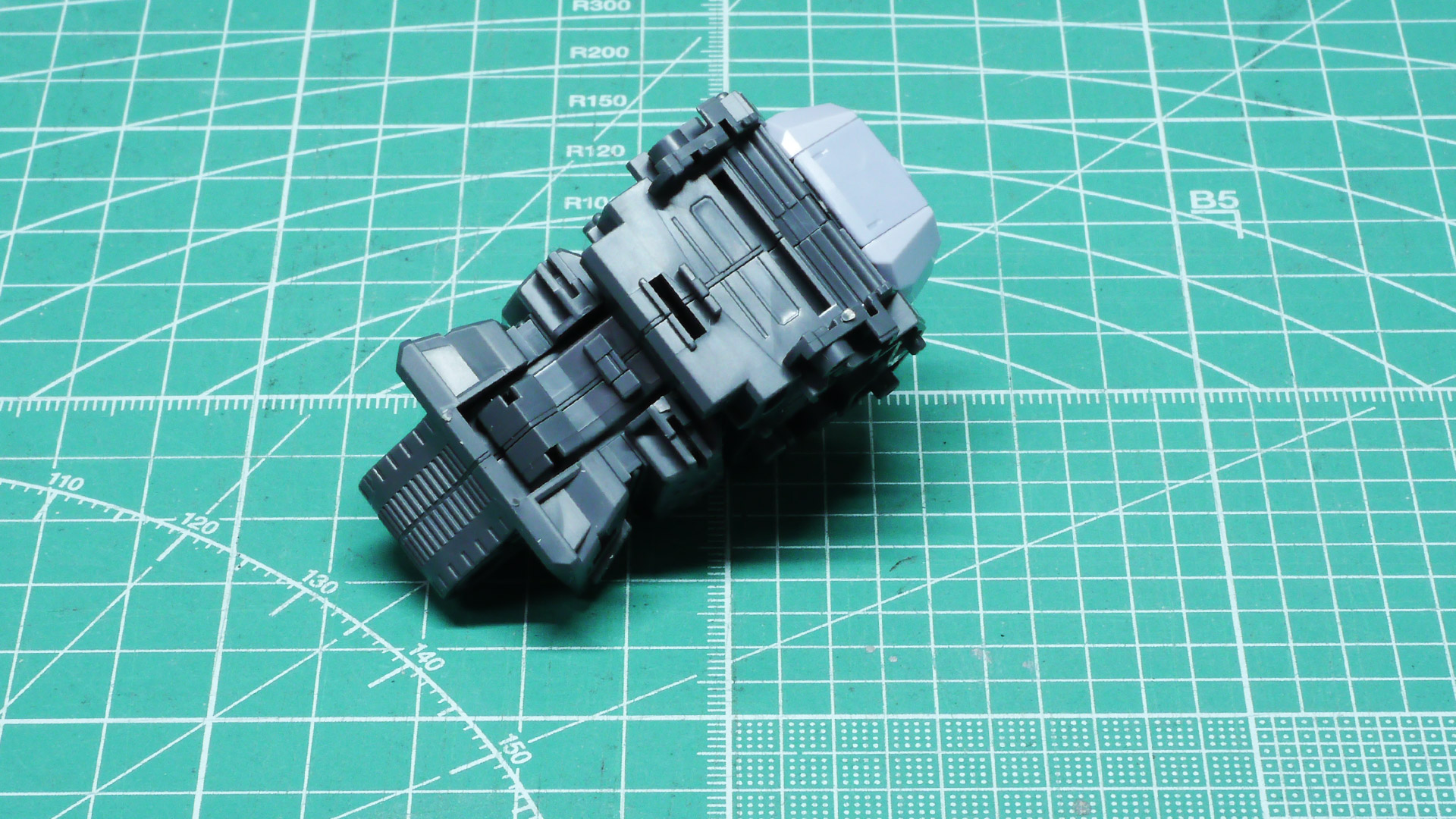 この支柱パーツはつなぐだけでなく、後程連動機構にも作用することになります