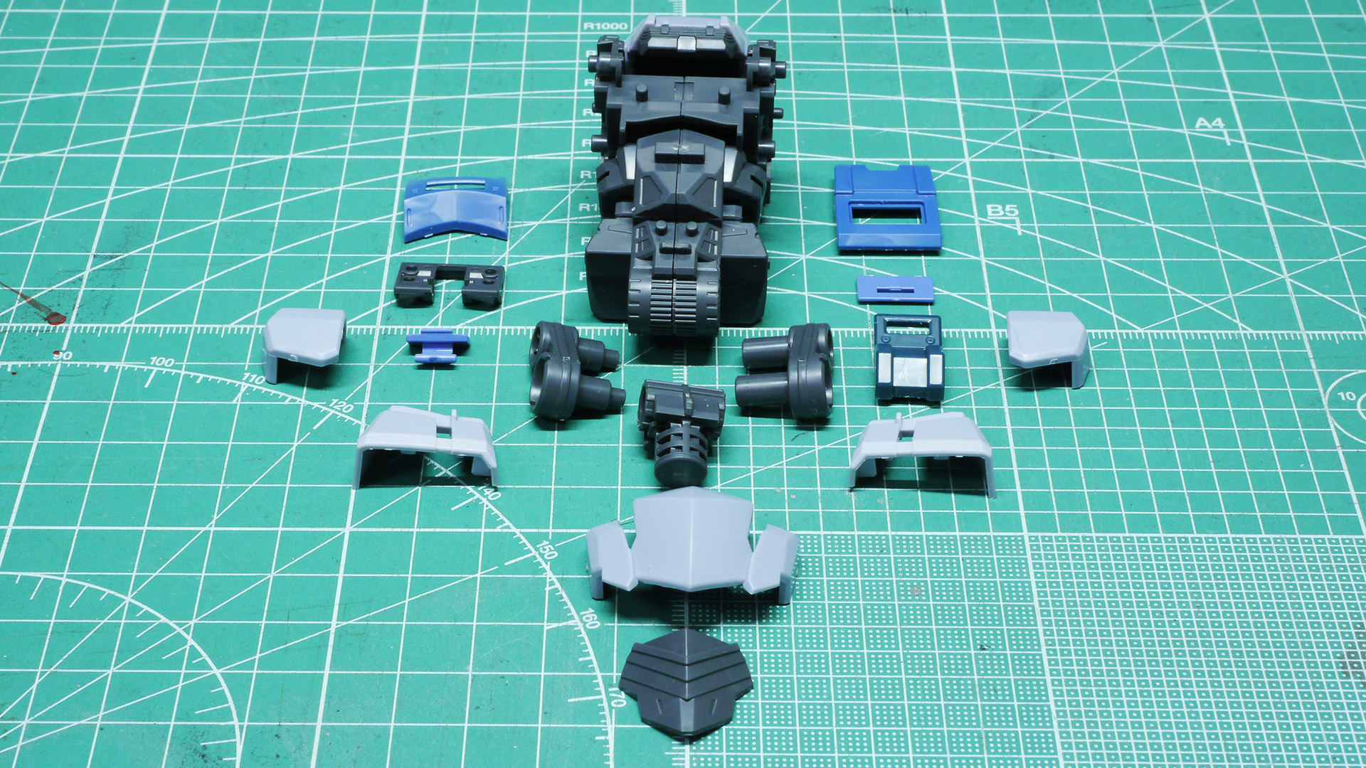 18m級モビルスーツのRGの細かい外装パーツは正直ポロリが多いのも事実ですが、こういった大型の機体であればその心配もありません