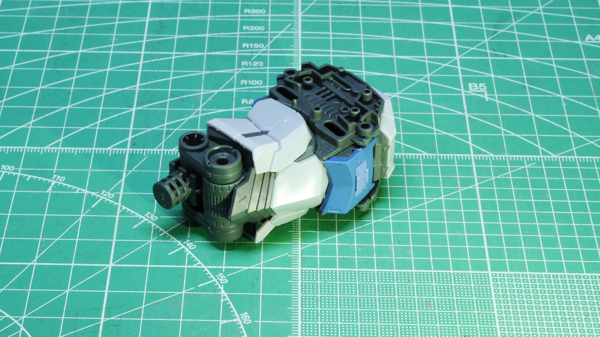 18m級モビルスーツのRGの細かい外装パーツは正直ポロリが多いのも事実ですが、こういった大型の機体であればその心配もありません