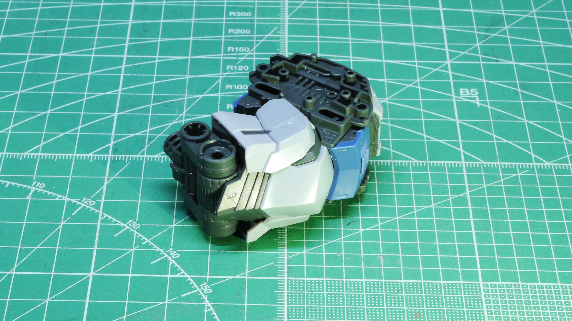 18m級モビルスーツのRGの細かい外装パーツは正直ポロリが多いのも事実ですが、こういった大型の機体であればその心配もありません