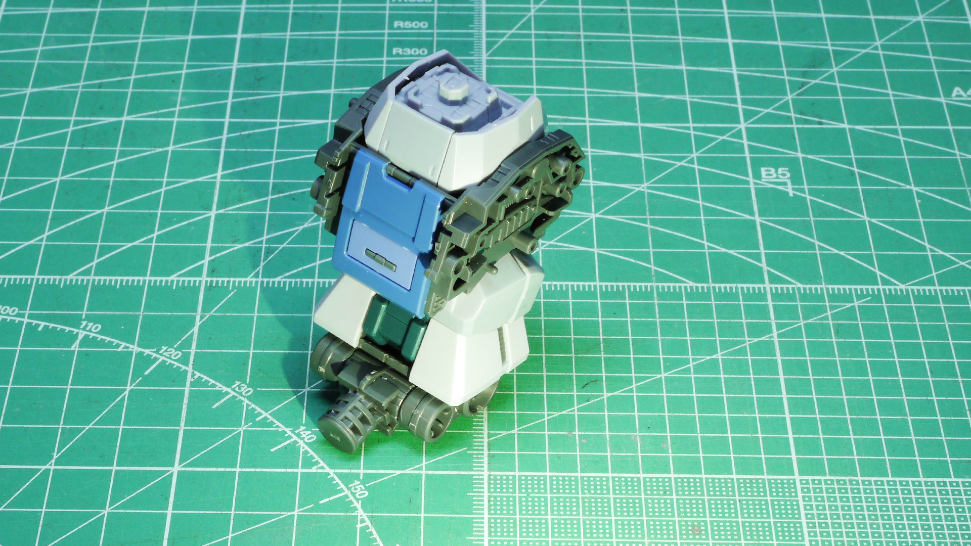 18m級モビルスーツのRGの細かい外装パーツは正直ポロリが多いのも事実ですが、こういった大型の機体であればその心配もありません