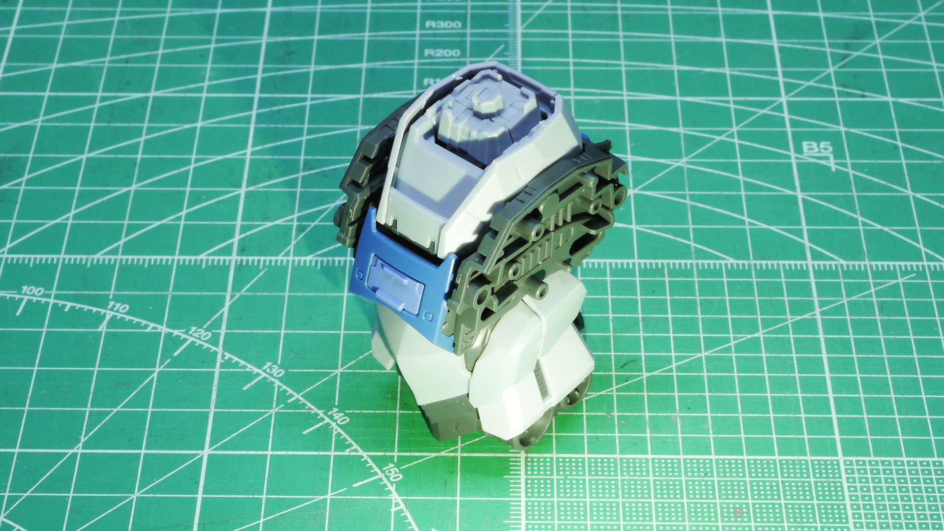 18m級モビルスーツのRGの細かい外装パーツは正直ポロリが多いのも事実ですが、こういった大型の機体であればその心配もありません