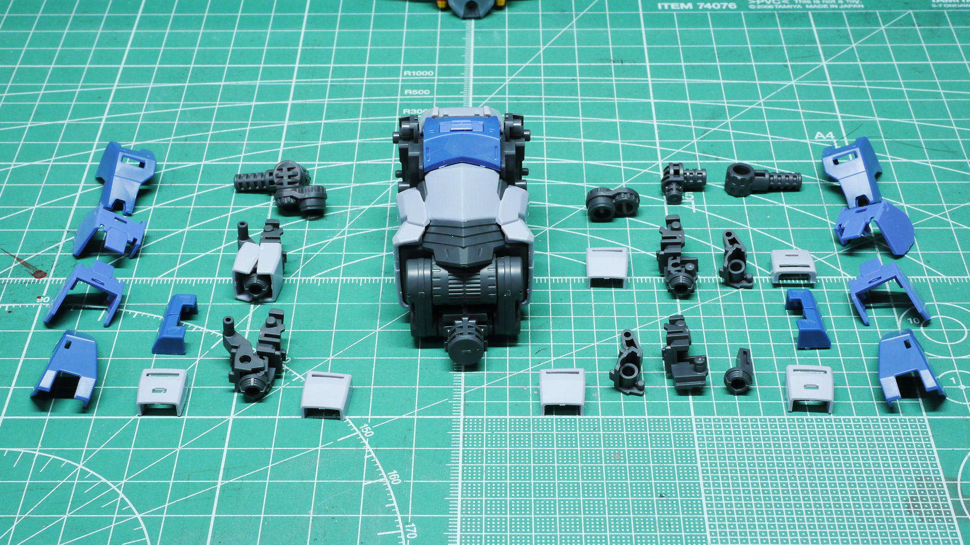 最初の写真は4つのバーニアそれぞれで組み立て順（状況）を示していて、ボディを中心にして右下、右上、左下、左上の順で置いています。組立説明書では少々わかりにくかったので参考になれば幸いです