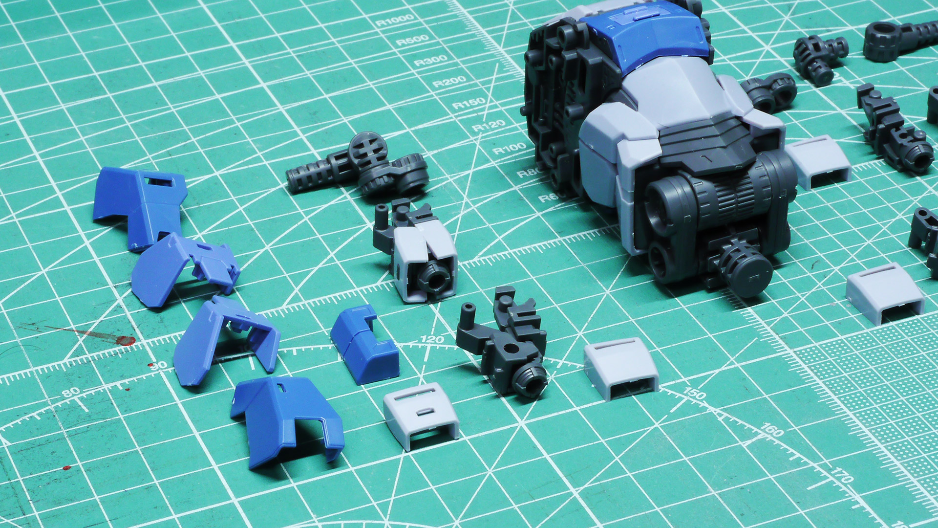 最初の写真は4つのバーニアそれぞれで組み立て順（状況）を示していて、ボディを中心にして右下、右上、左下、左上の順で置いています。組立説明書では少々わかりにくかったので参考になれば幸いです