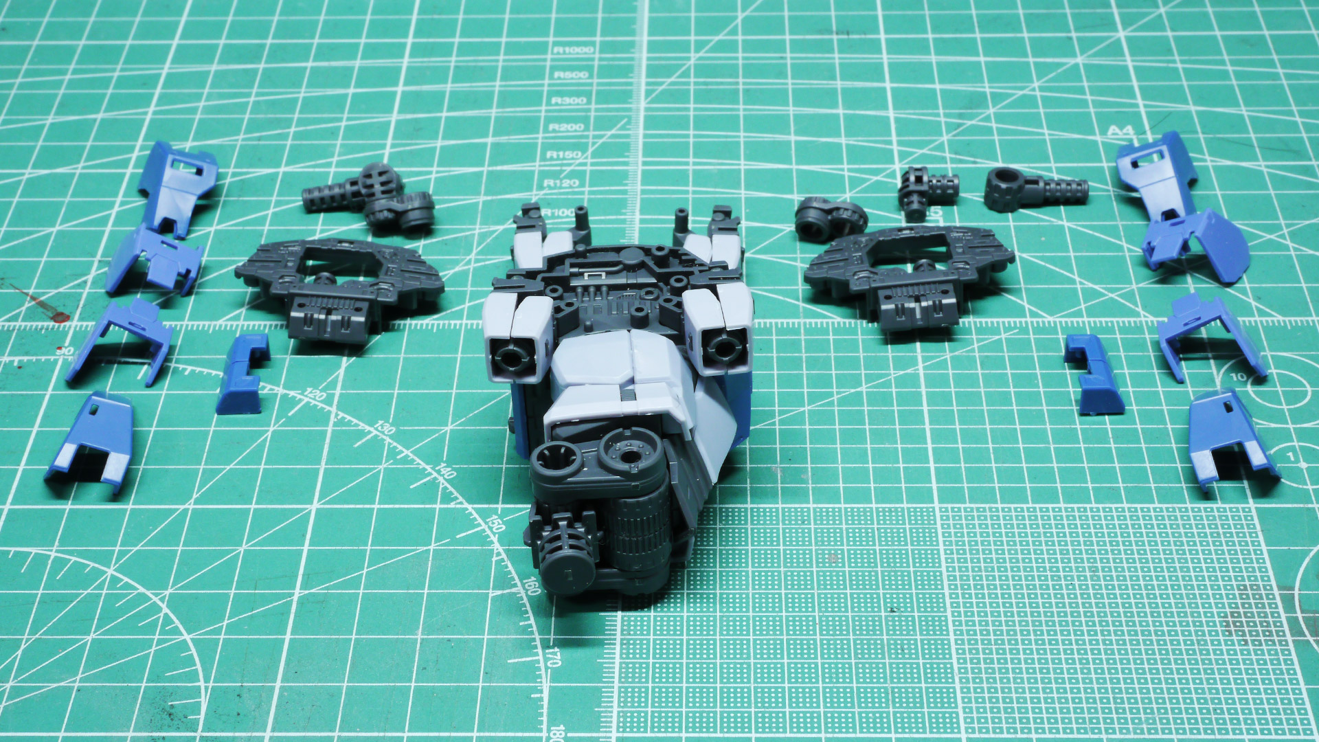 バーニアが大きく展開する様子がわかるかと思います。肩関節も引き出し式となっていてこちらも大きな可動範囲を持っています