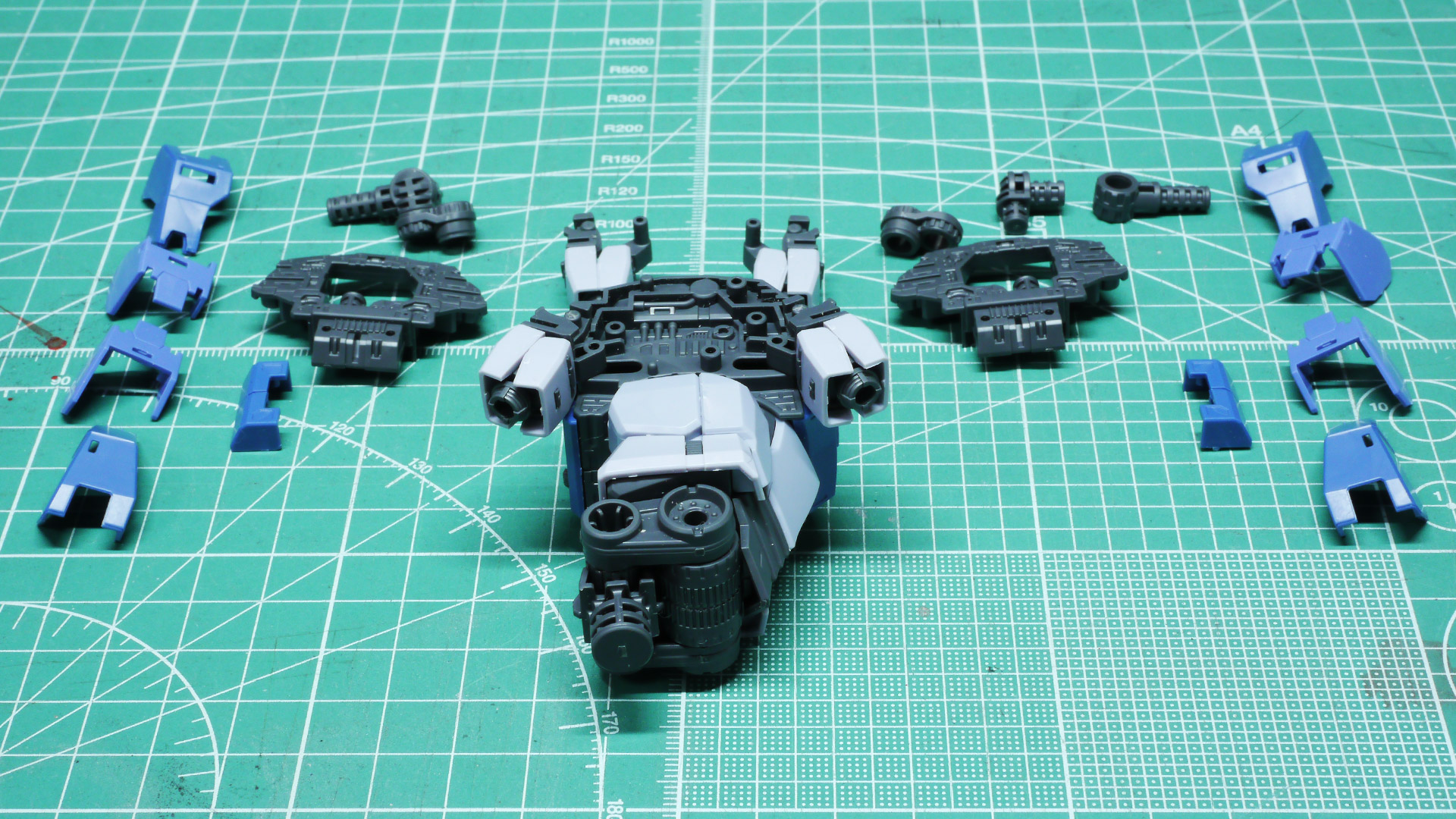 バーニアが大きく展開する様子がわかるかと思います。肩関節も引き出し式となっていてこちらも大きな可動範囲を持っています