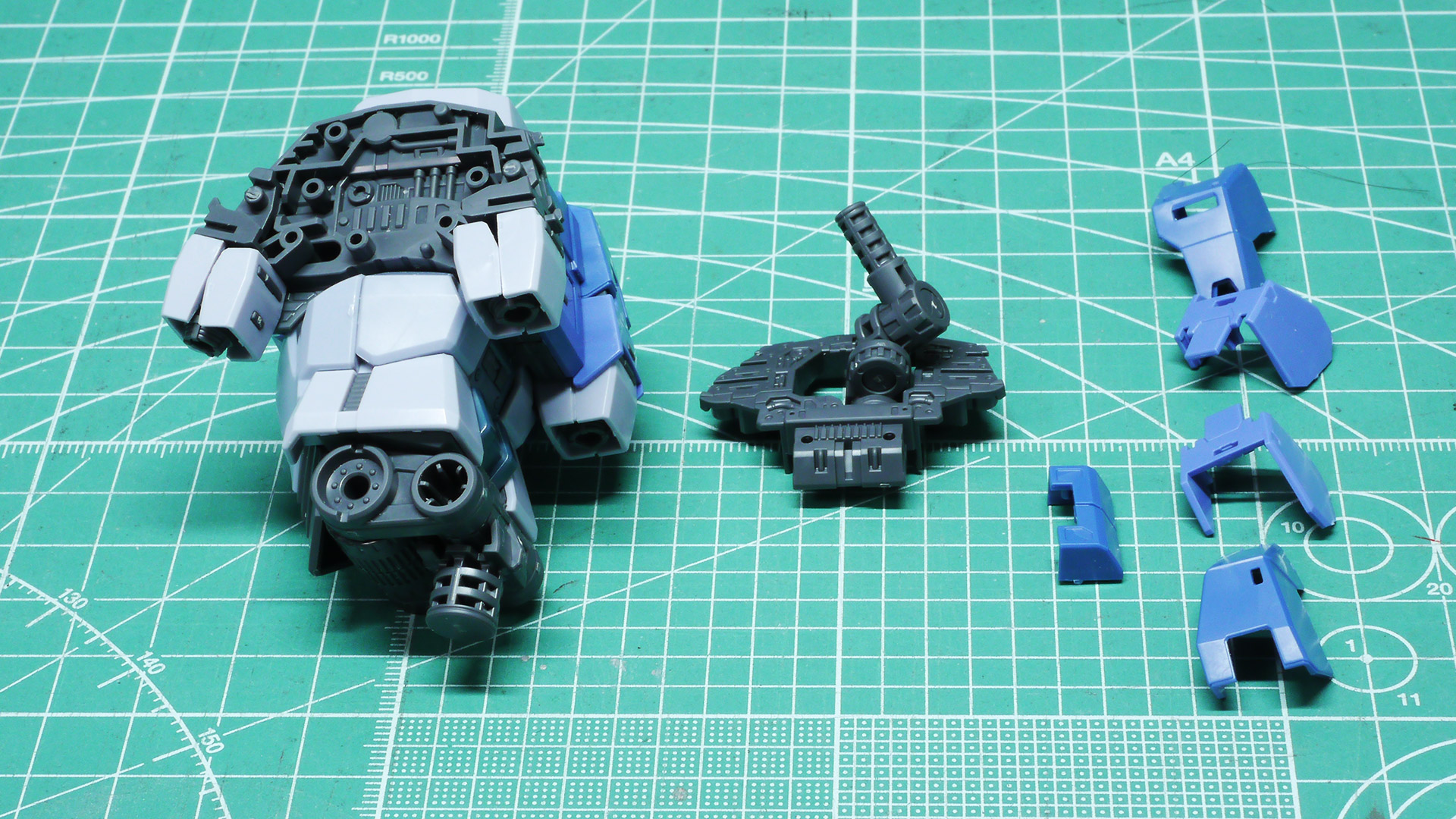 バーニアが大きく展開する様子がわかるかと思います。肩関節も引き出し式となっていてこちらも大きな可動範囲を持っています