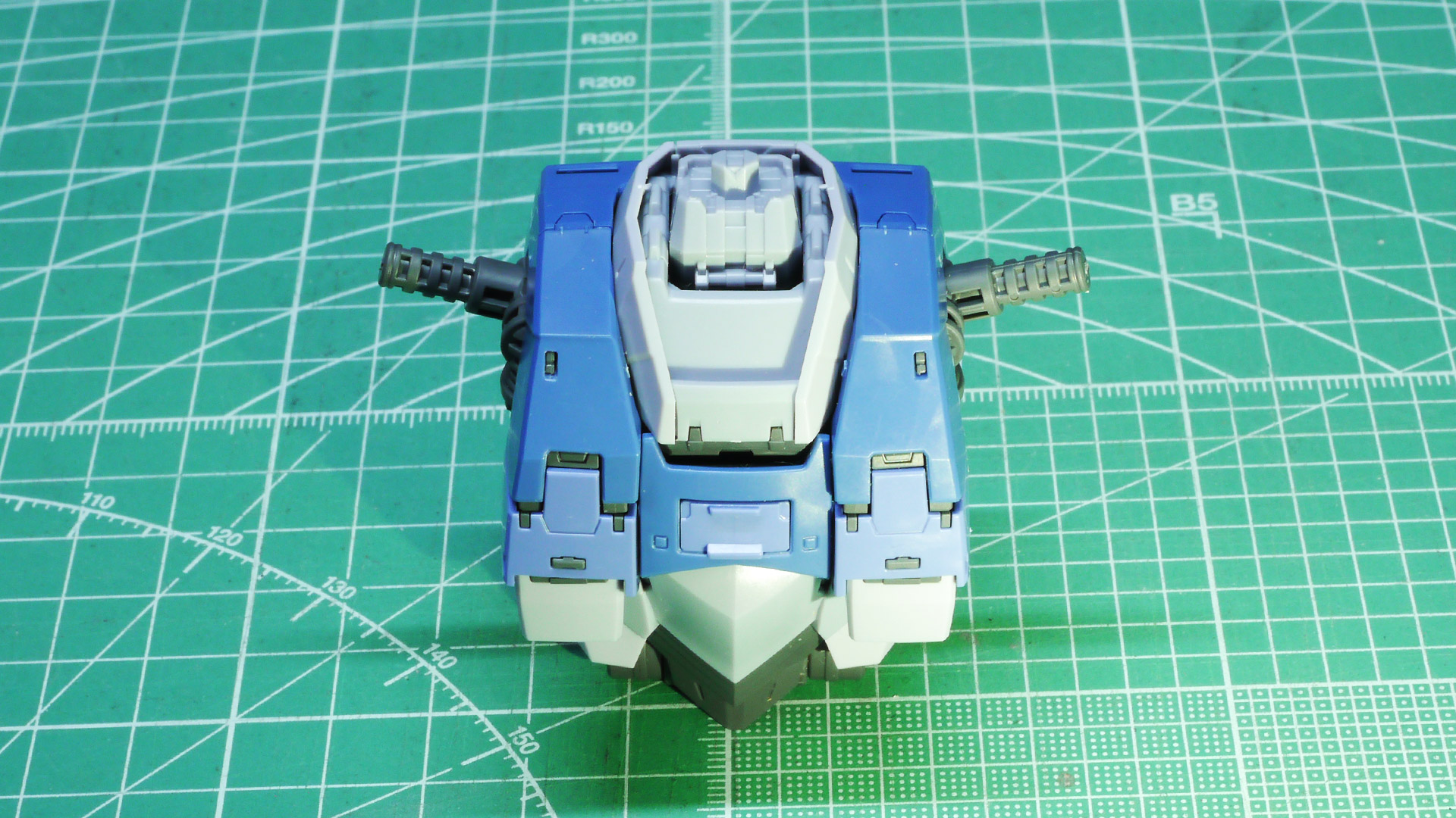 バーニアが大きく展開する様子がわかるかと思います。肩関節も引き出し式となっていてこちらも大きな可動範囲を持っています