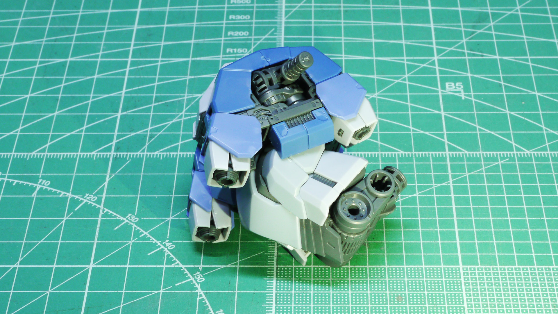 バーニアが大きく展開する様子がわかるかと思います。肩関節も引き出し式となっていてこちらも大きな可動範囲を持っています