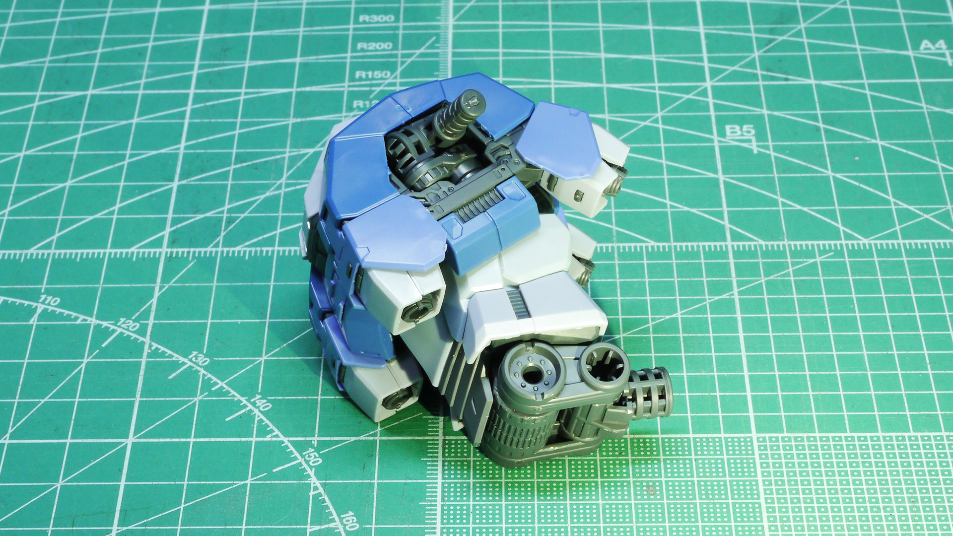 バーニアが大きく展開する様子がわかるかと思います。肩関節も引き出し式となっていてこちらも大きな可動範囲を持っています