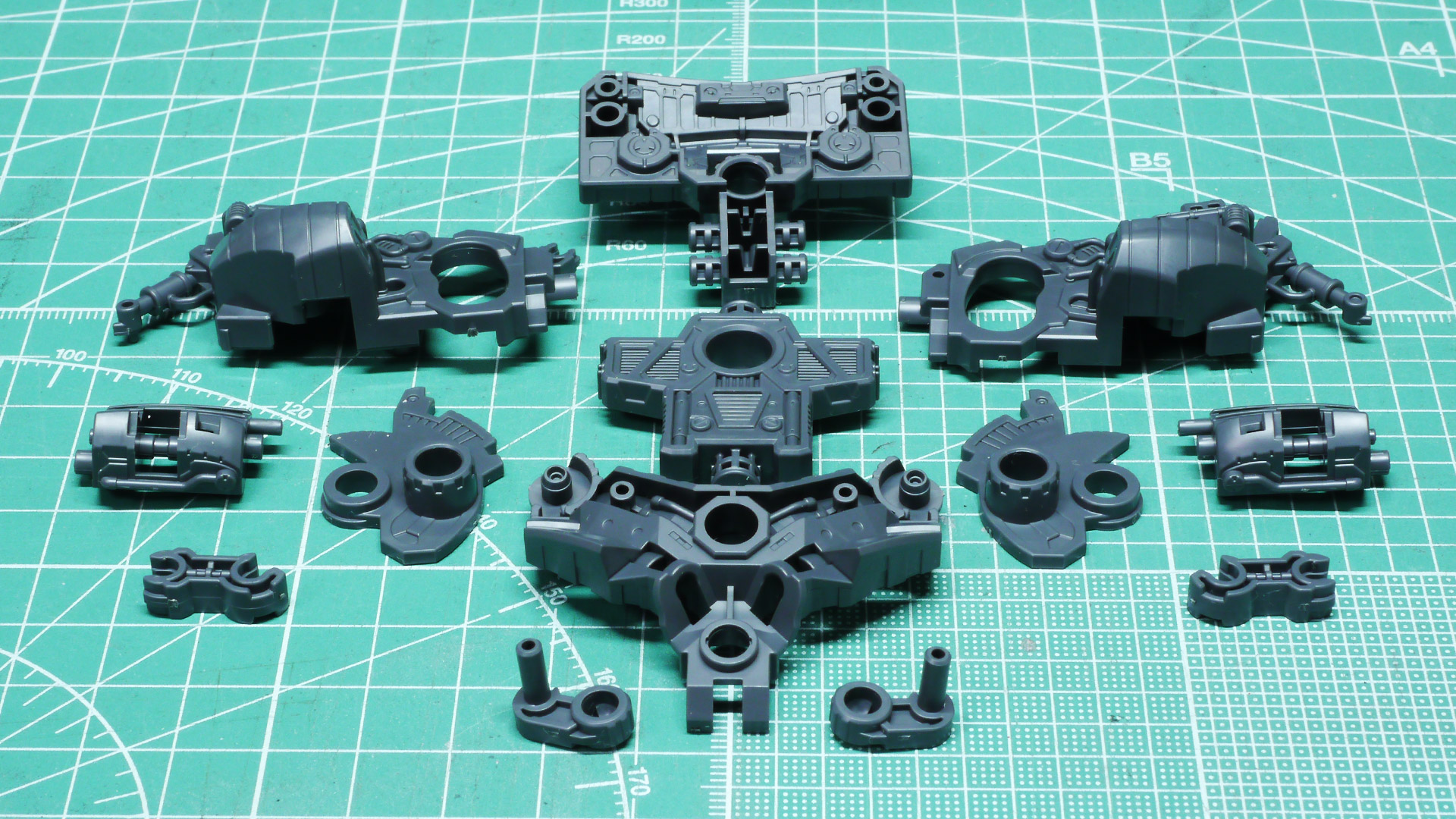 基部の後部のシリンダー状の部分にはケーブルが接続されて油圧か電動のようなデイテールがあります。他にもスプリングやパイプ類のモールドもあり、マシーンとしてのリアリティが増しています