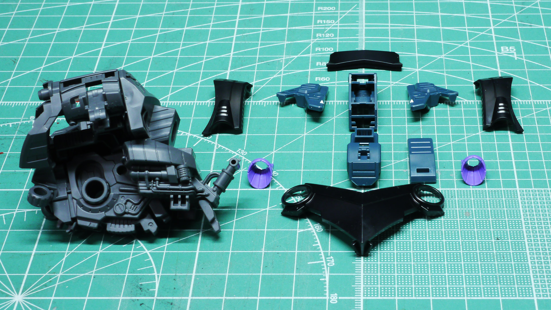 基部の後部のシリンダー状の部分にはケーブルが接続されて油圧か電動のようなデイテールがあります。他にもスプリングやパイプ類のモールドもあり、マシーンとしてのリアリティが増しています