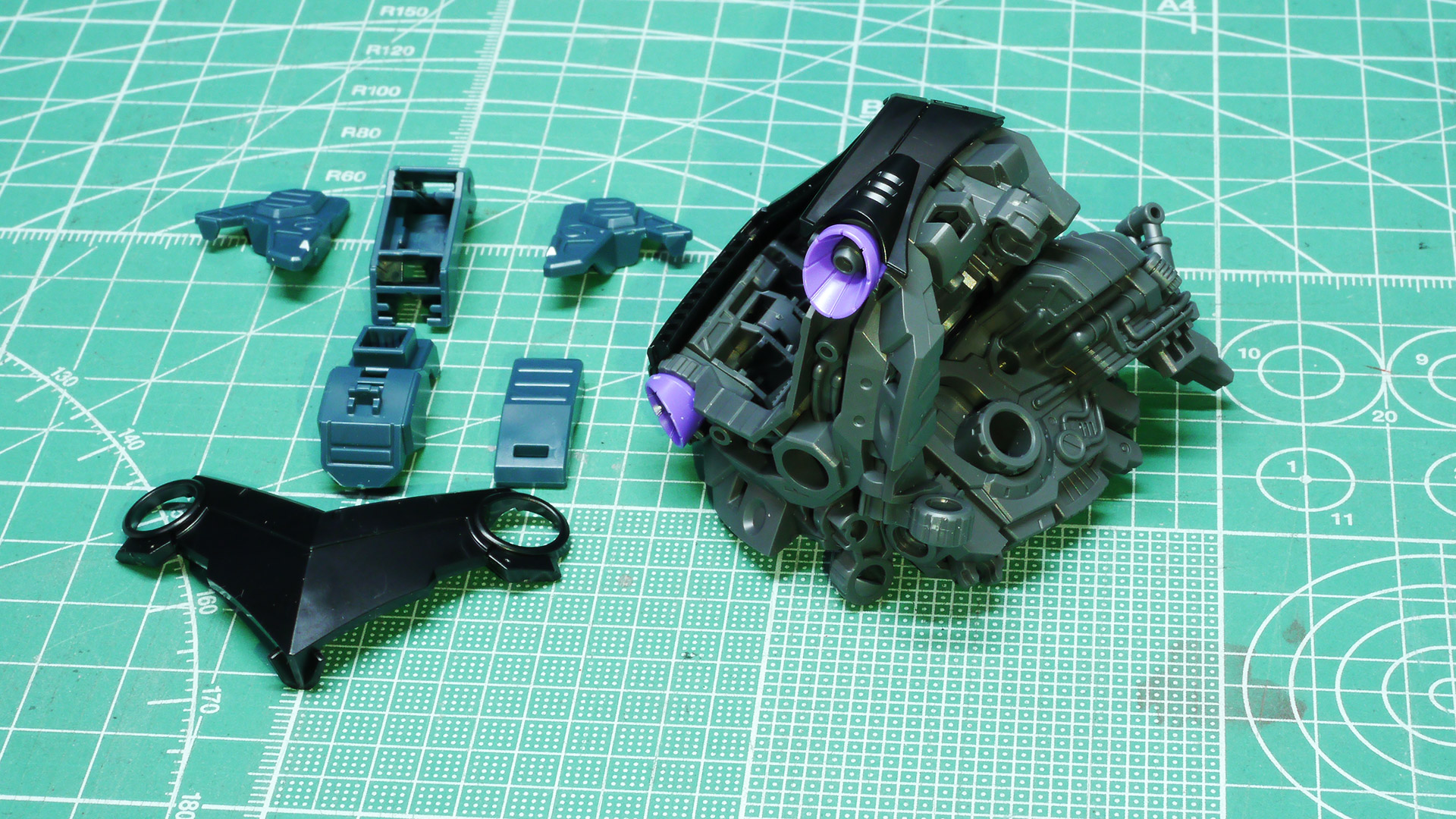 基部の後部のシリンダー状の部分にはケーブルが接続されて油圧か電動のようなデイテールがあります。他にもスプリングやパイプ類のモールドもあり、マシーンとしてのリアリティが増しています