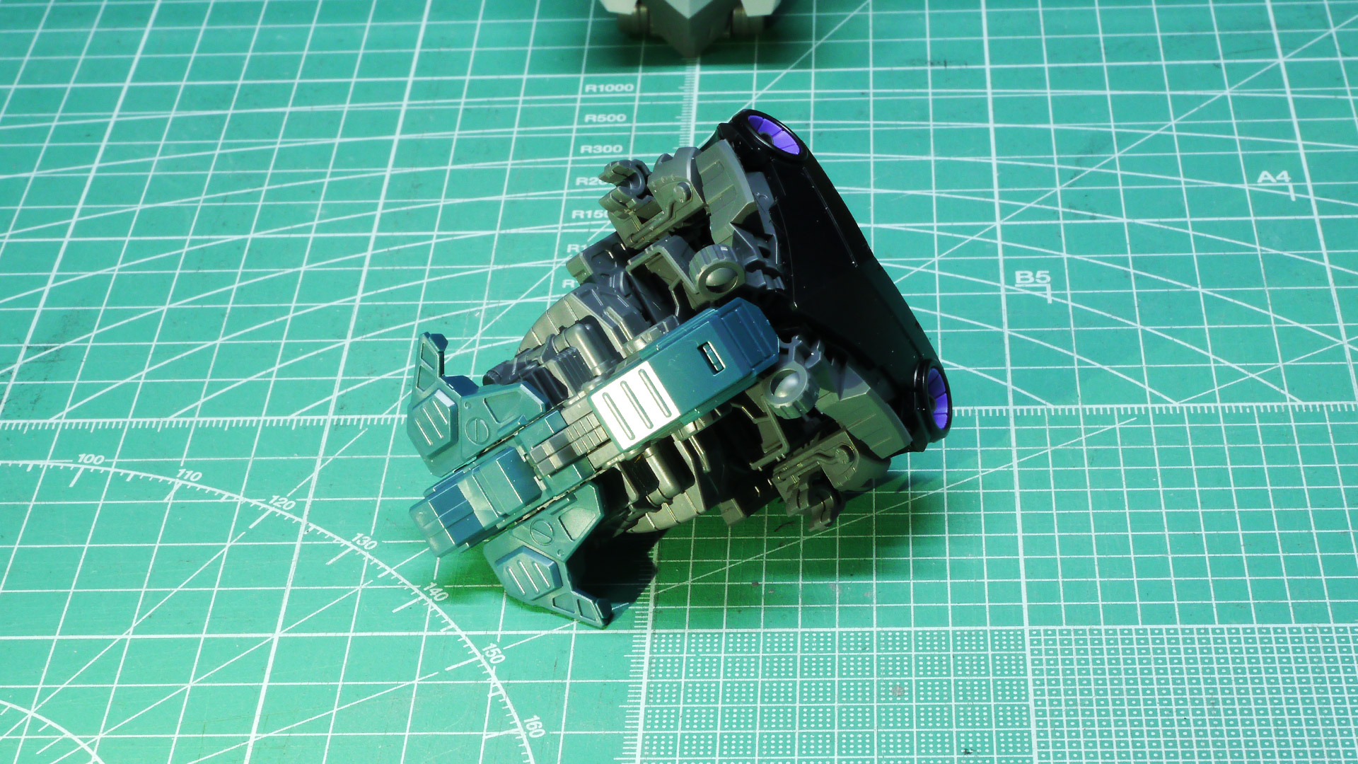 基部の後部のシリンダー状の部分にはケーブルが接続されて油圧か電動のようなデイテールがあります。他にもスプリングやパイプ類のモールドもあり、マシーンとしてのリアリティが増しています