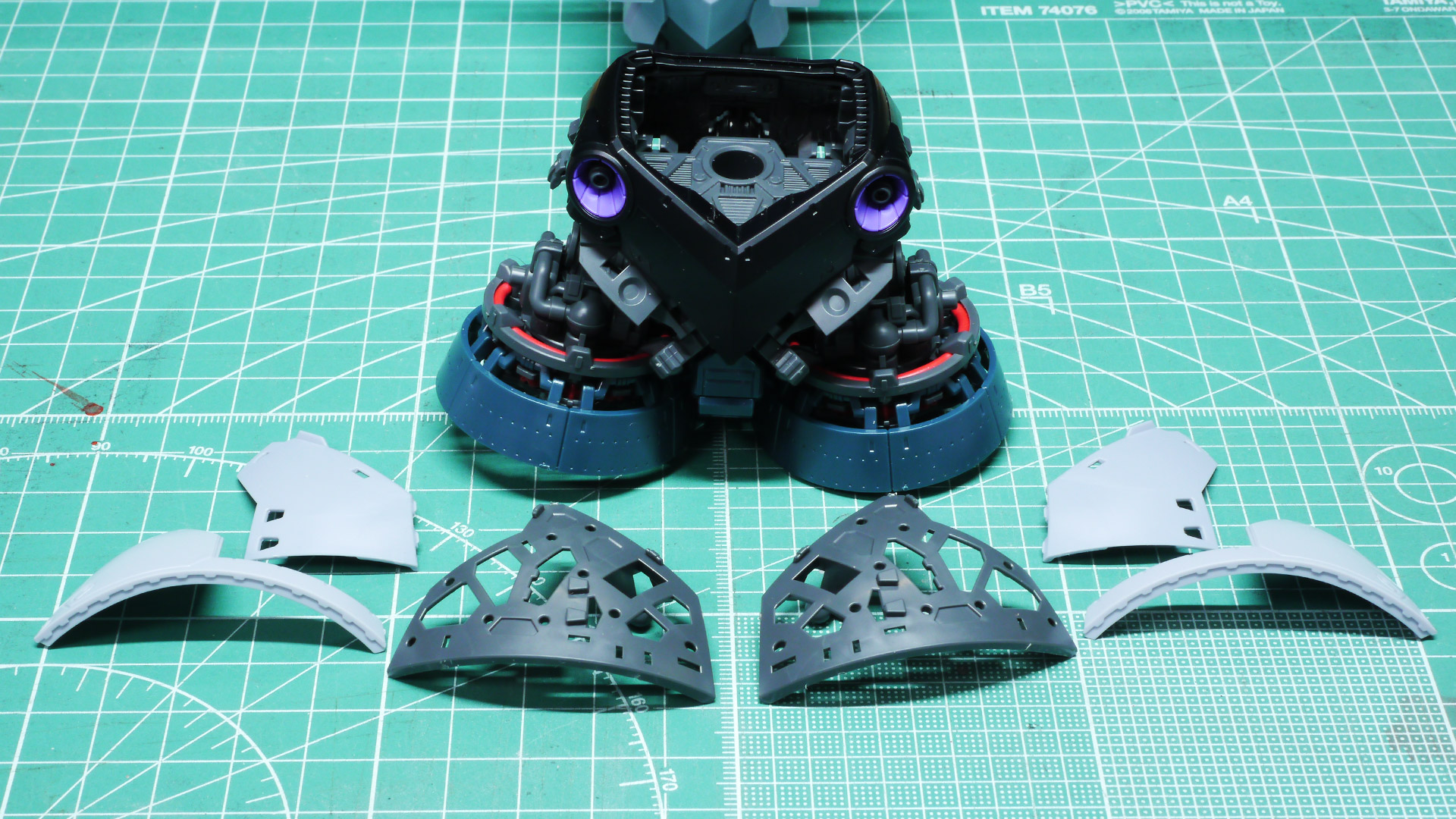 外装の組み付けもぴったりあって気持ちがいいです。スカート部には多層構造を示すモールドも付けられています