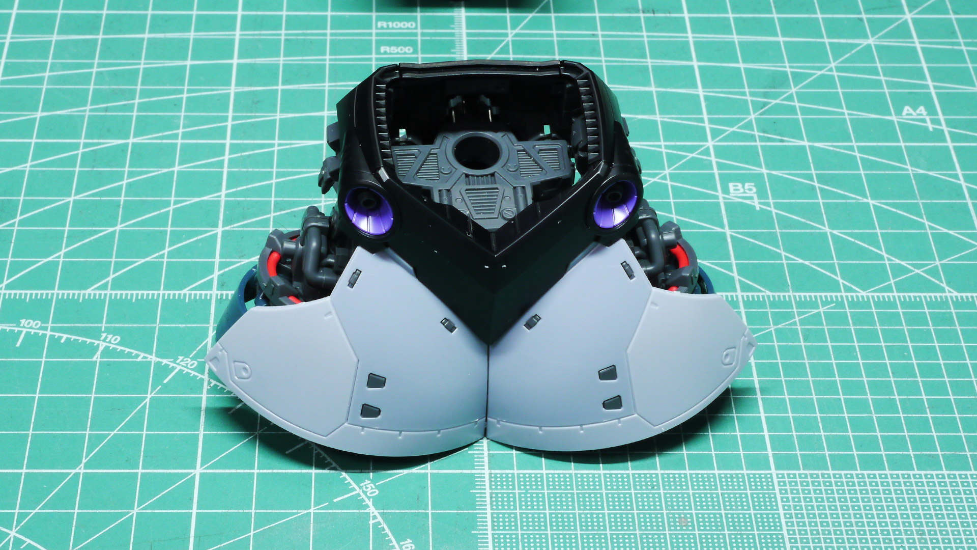 外装の組み付けもぴったりあって気持ちがいいです。スカート部には多層構造を示すモールドも付けられています