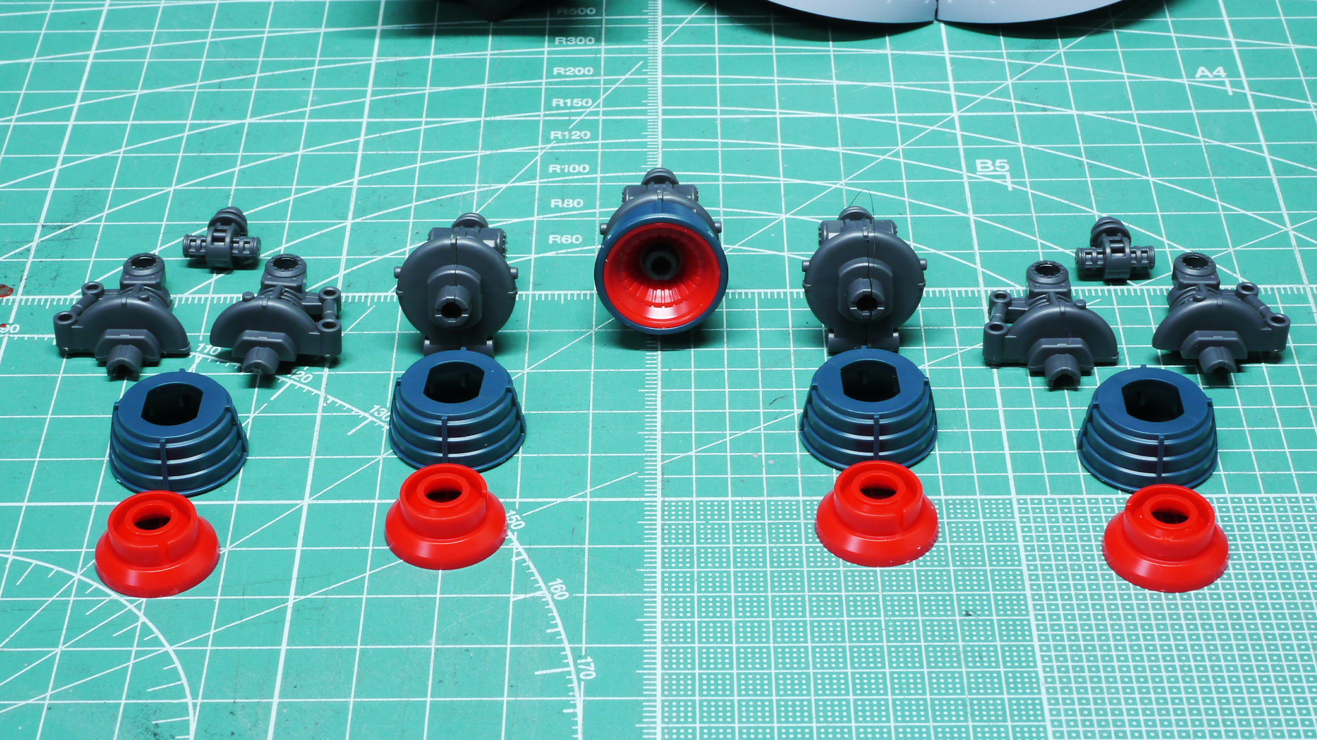 外装を取り付けてみるとその曲面が微妙なRで構成されていて一瞬では読み切れないほどです。この機体下部のメカ部はメタリックカラーで塗装すればとても雰囲気がよくなるのではないでしょうか