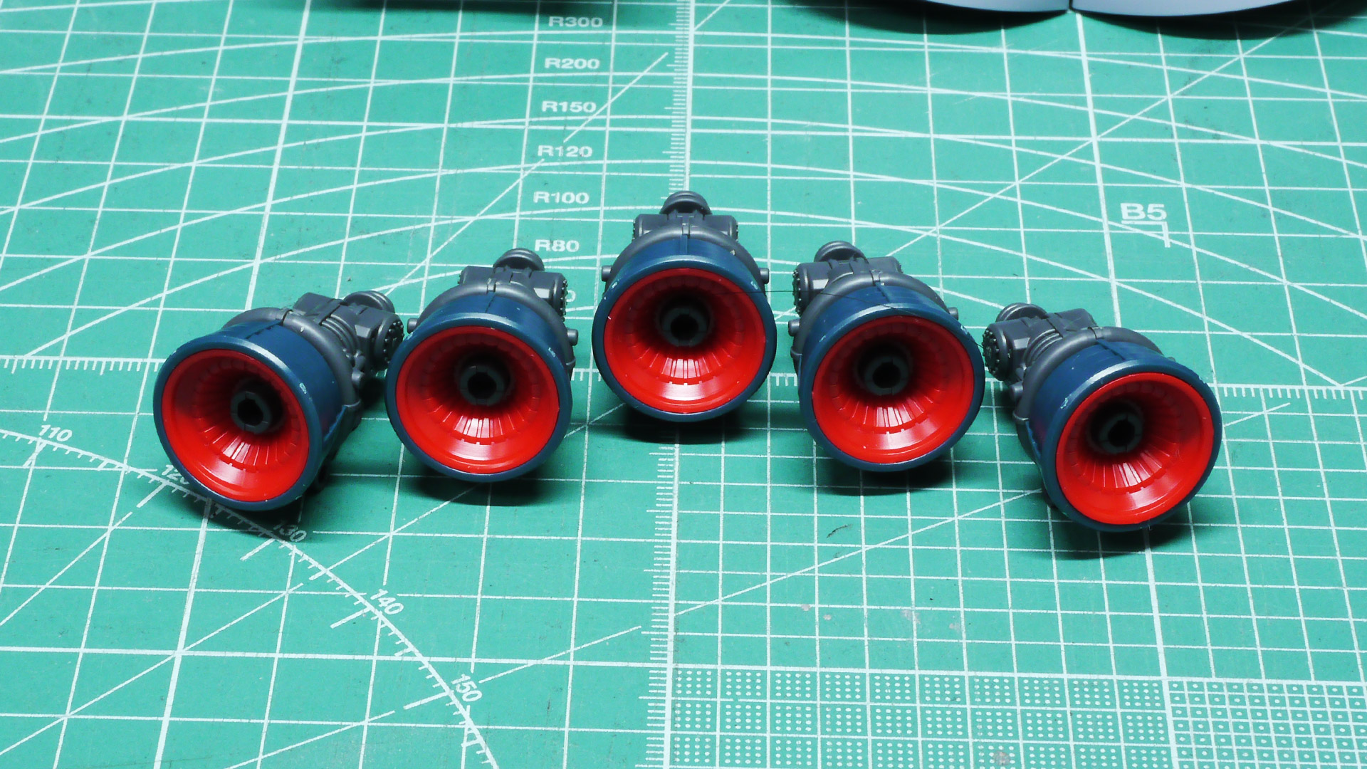 外装を取り付けてみるとその曲面が微妙なRで構成されていて一瞬では読み切れないほどです。この機体下部のメカ部はメタリックカラーで塗装すればとても雰囲気がよくなるのではないでしょうか